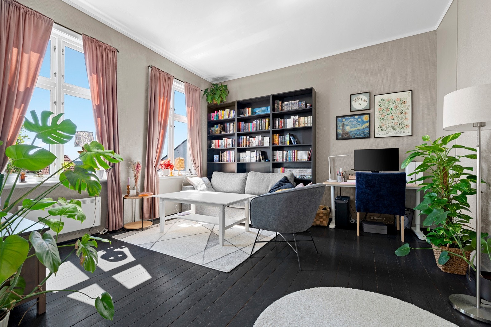 Stue med god plass til sittegrupper. Galleribilde