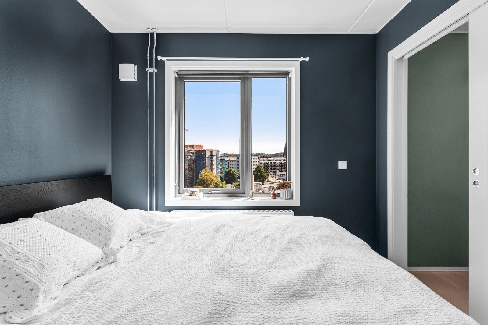 God plass til dobbeltseng og tilhørende møblement. Galleribilde