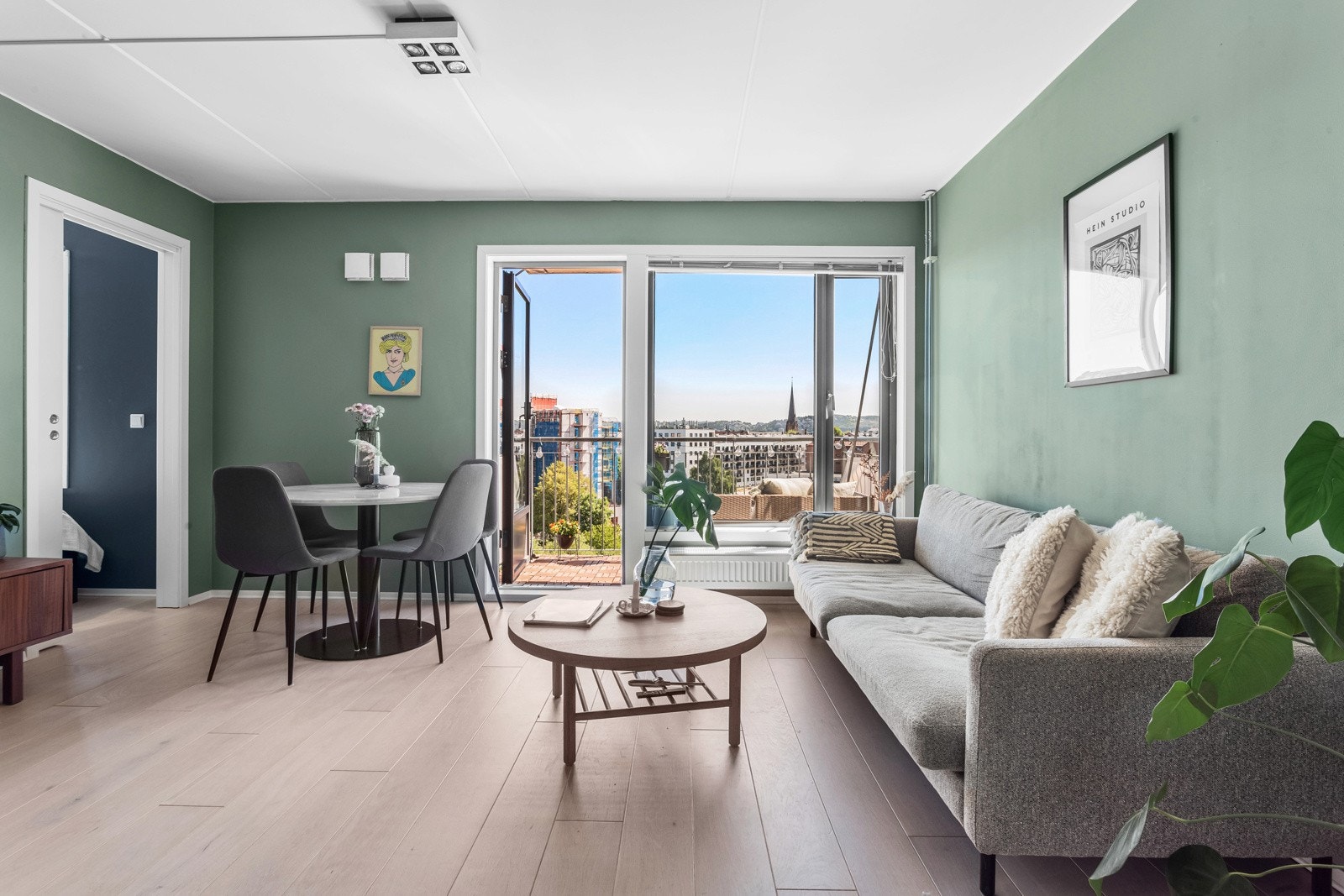 Moderne lys énstavs parkett på gulv og malte flater malt i tidsrikte farger. Galleribilde