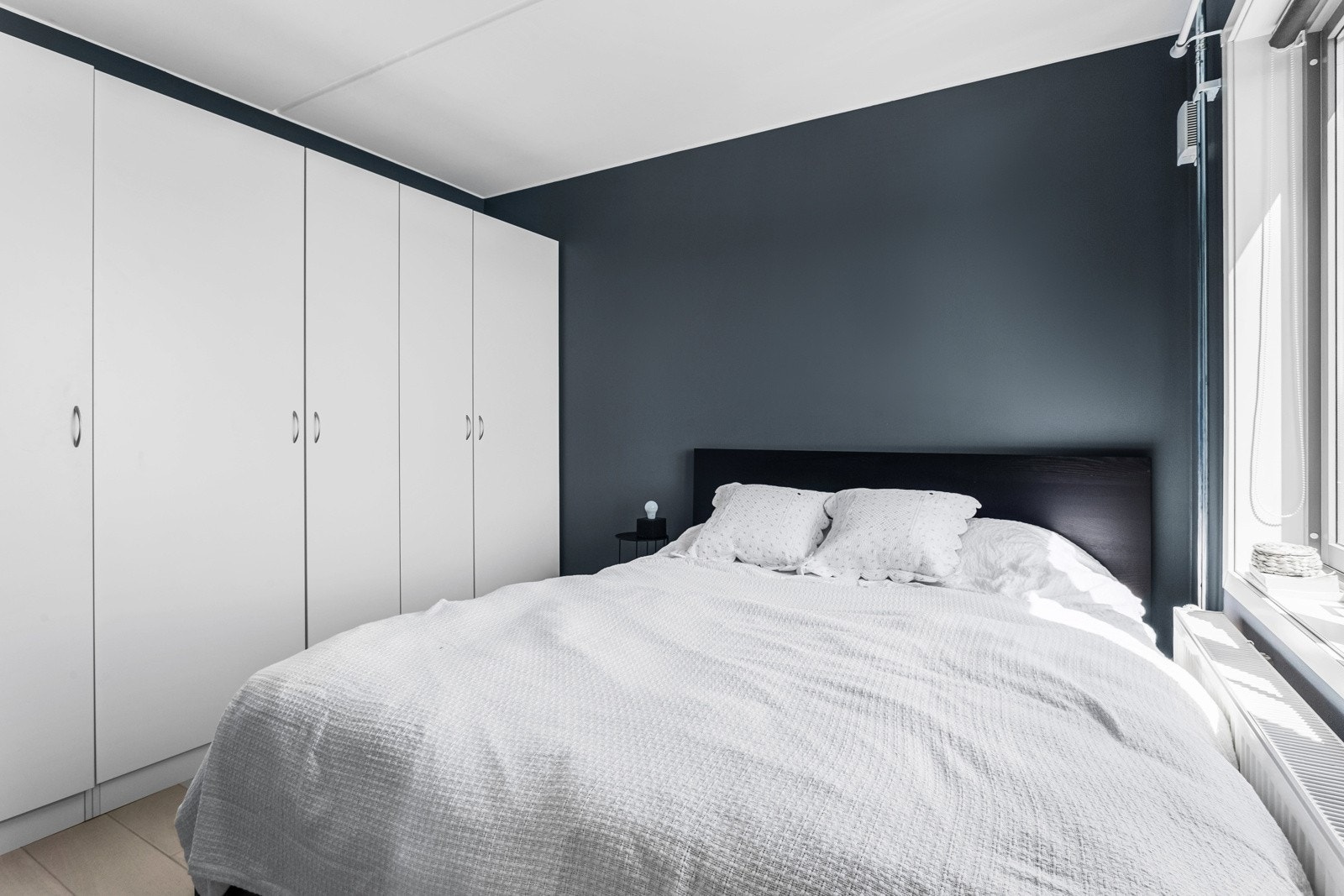 Romslig soverom med gode oppbevaringsmuligheter i garderobeskapsrekke. Galleribilde