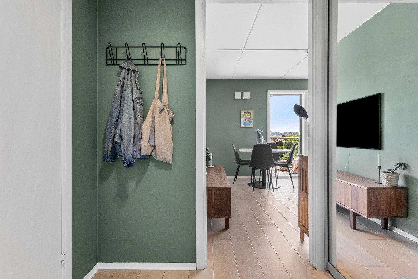 Hyggelig og innbydende entré med god plass til ytterklær og sko. Galleribilde