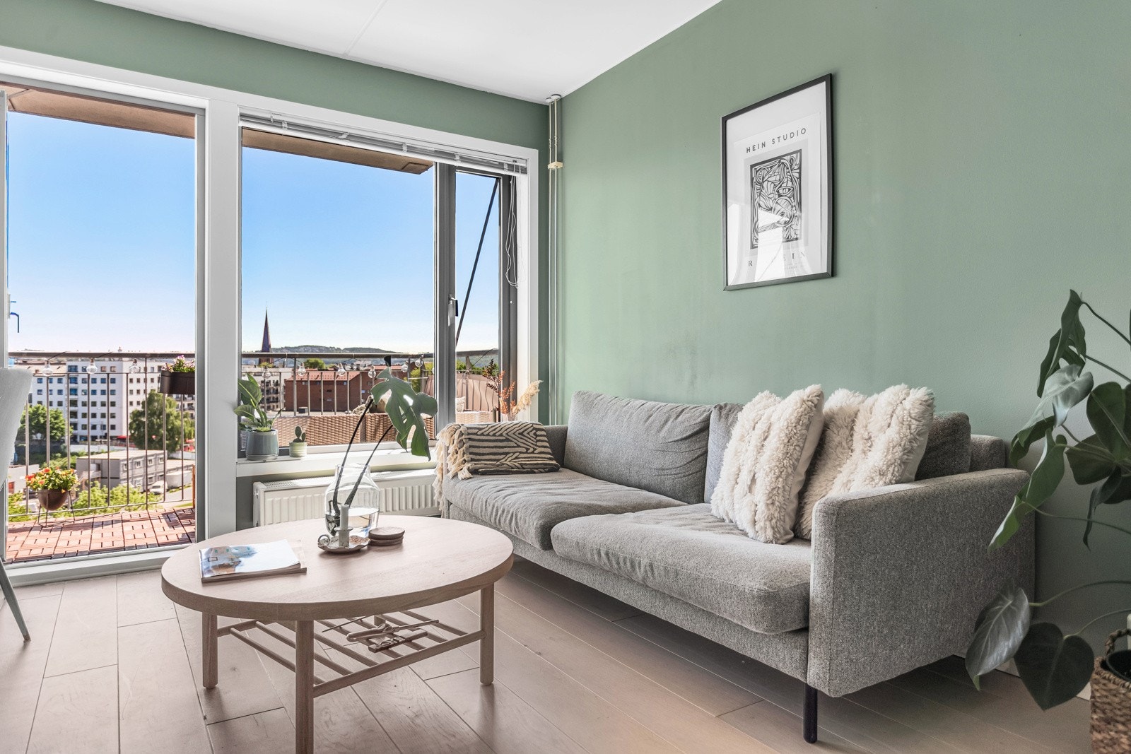 Store vindusflater som slipper til rikelig med naturlig lys. Galleribilde