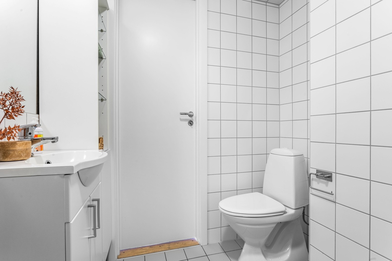 Oppbevaring i vegghengt servantskap med heldekkende servant med ett-greps blandebatteri. Høyskap på vegg for ytterligere oppbevaring. Galleribilde