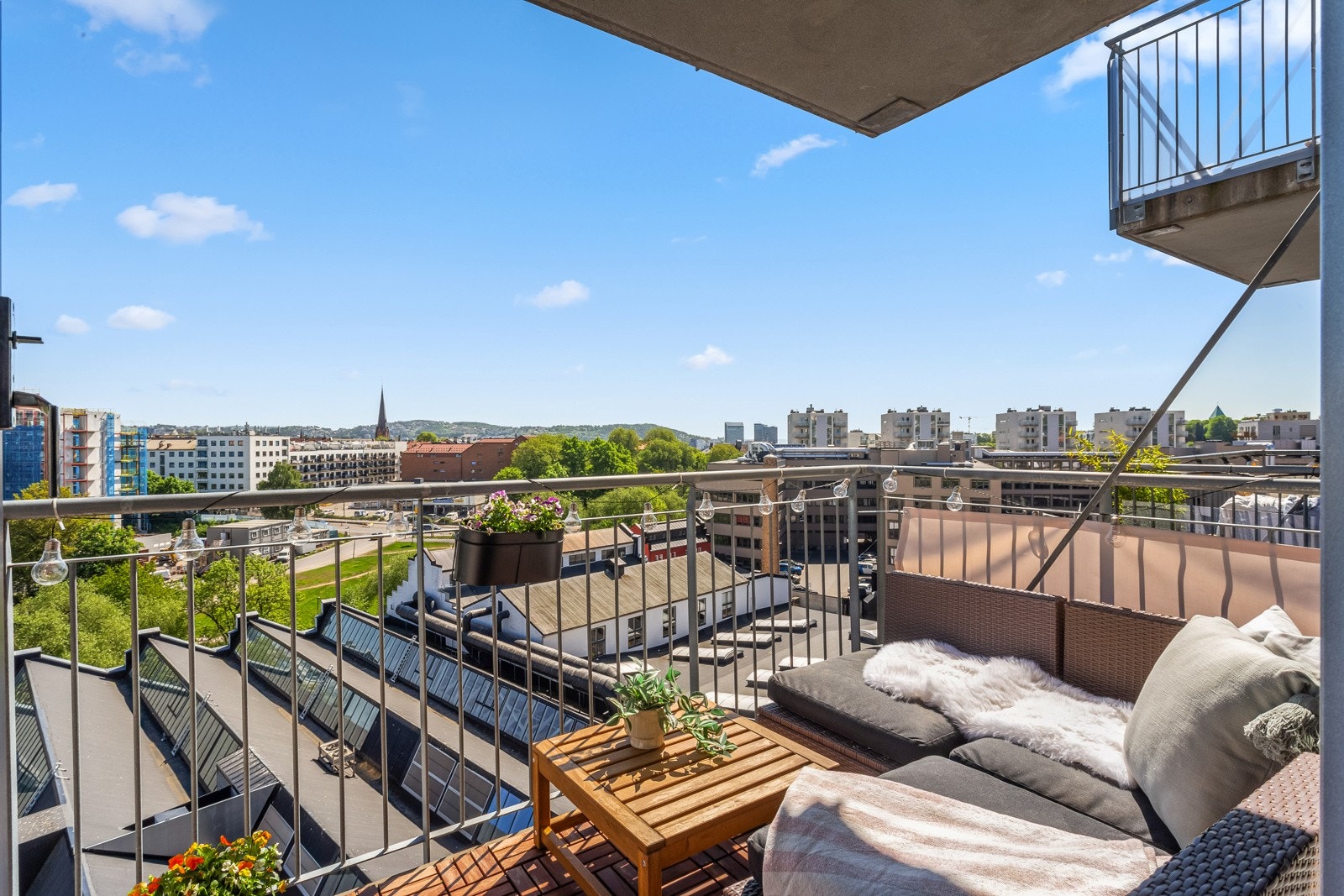 Herlig balkong på ca. 5 kvm med god plass til trivelig utemøblement. Galleribilde