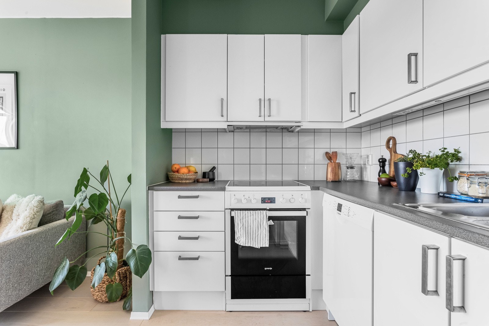 Kjøkkenet har hvitevarer som oppvaskmaskin, komfyr og løst kjøl/frys. Galleribilde