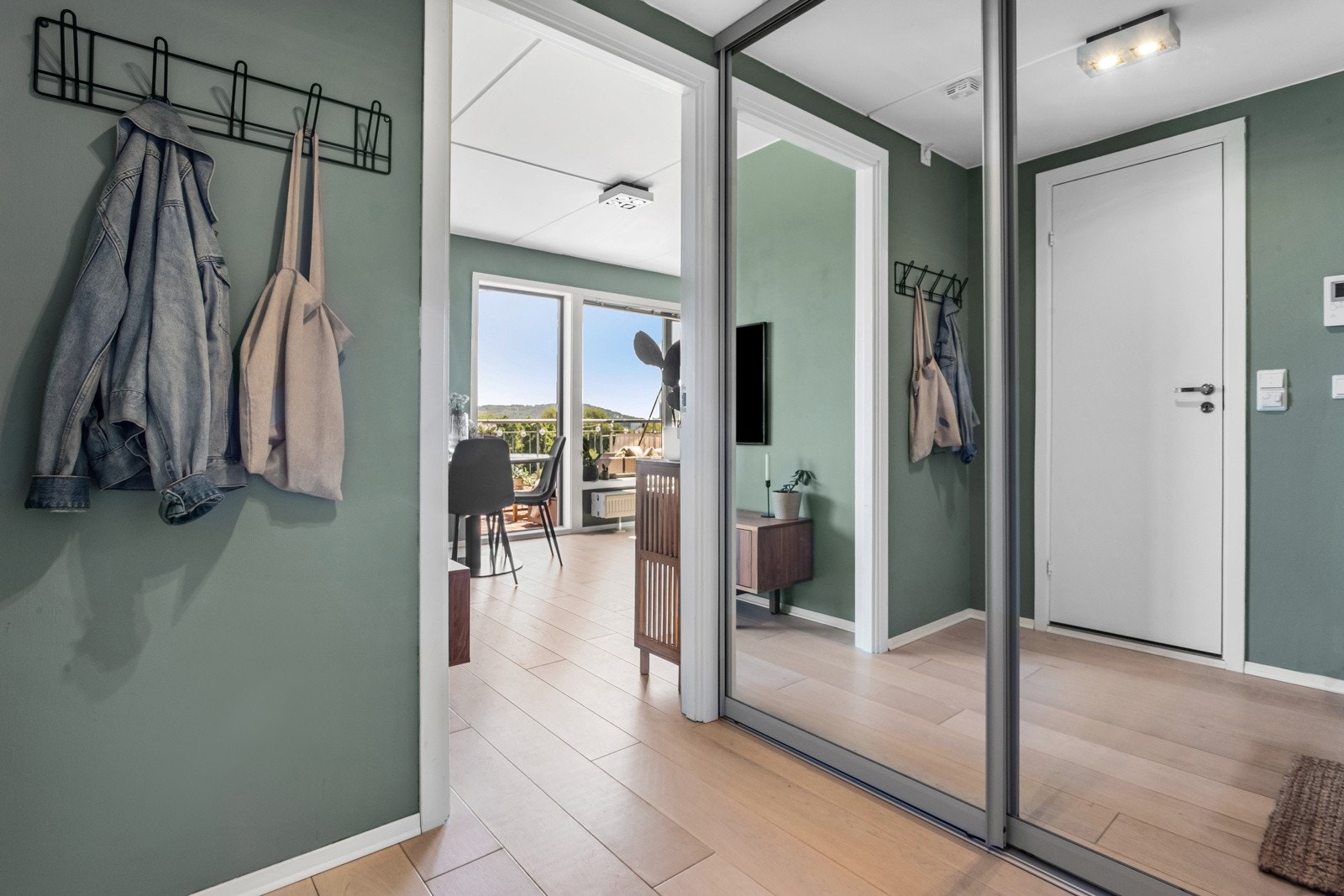 Gode oppbevaringsmuligheter i romslig skyvedørsgarderobe med speilfronter. Galleribilde