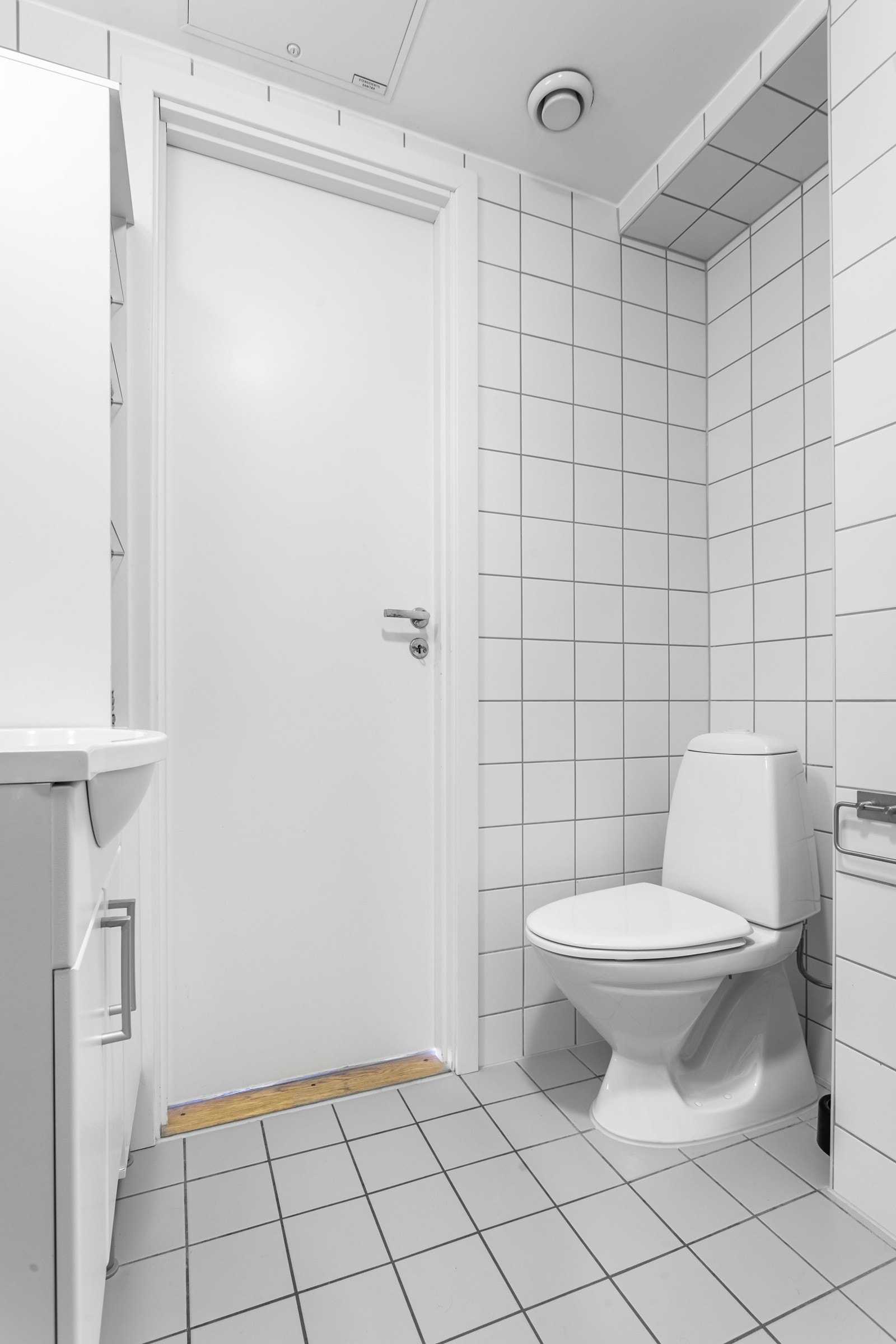 Badet har dusjhjørne med skyvedører og toalett. Galleribilde