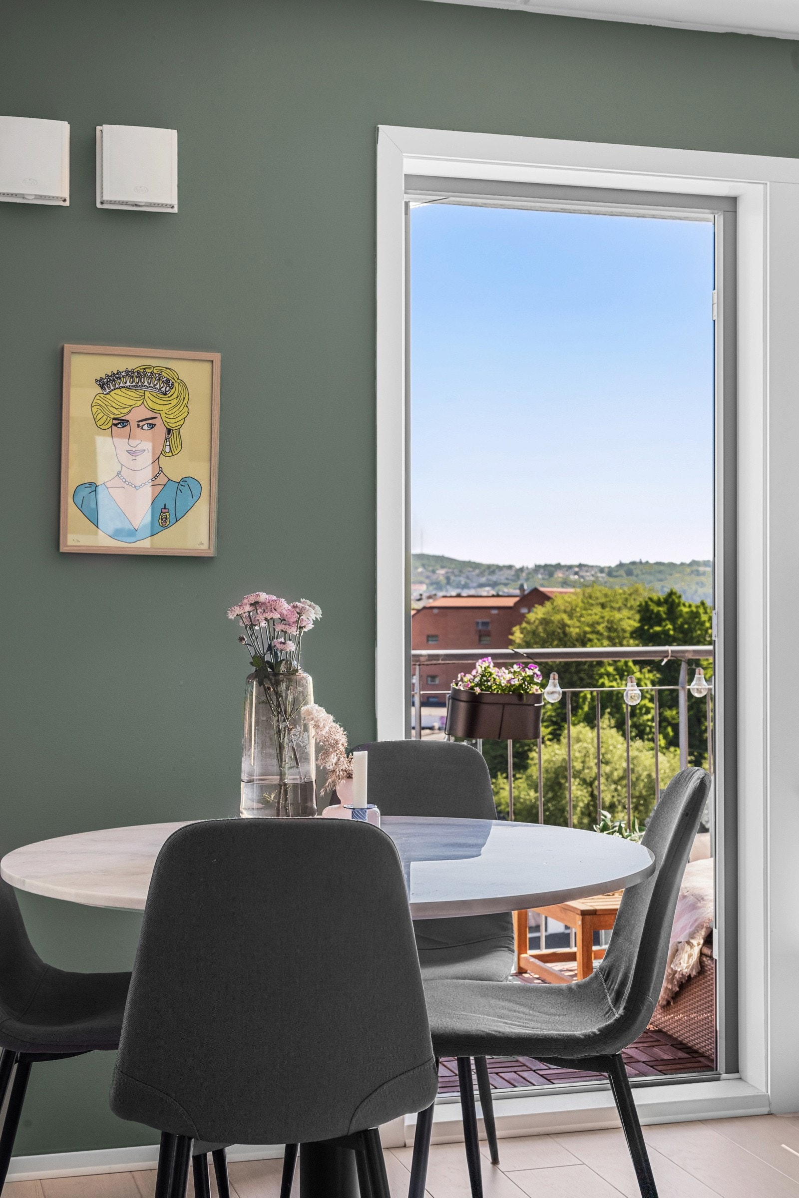 Boligen ligger i byggets 3. etasje med moderne standard og god utnyttelse av plassen. Galleribilde