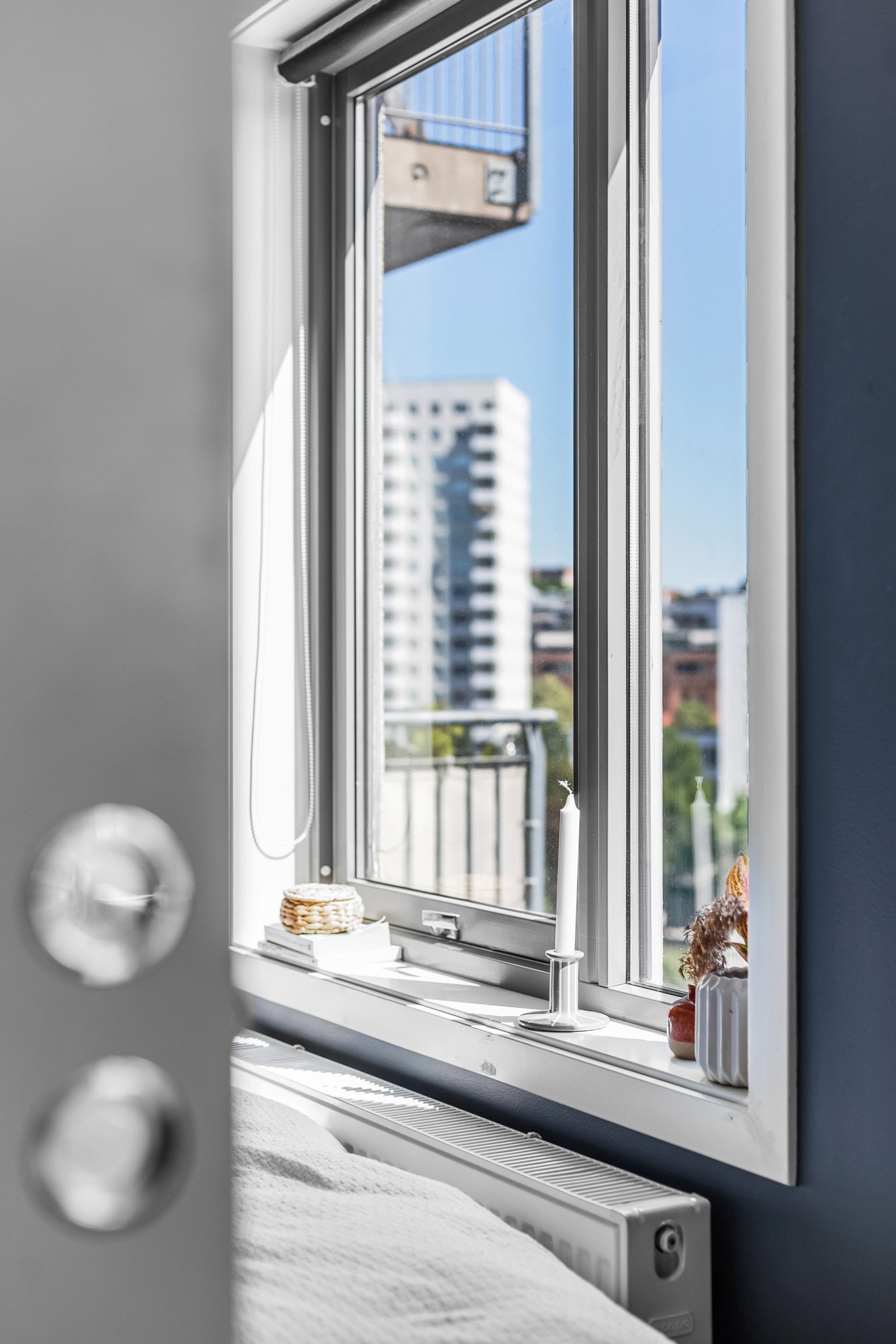 Adkomst til soverom med praktisk plassbesparende skyvedør. Galleribilde