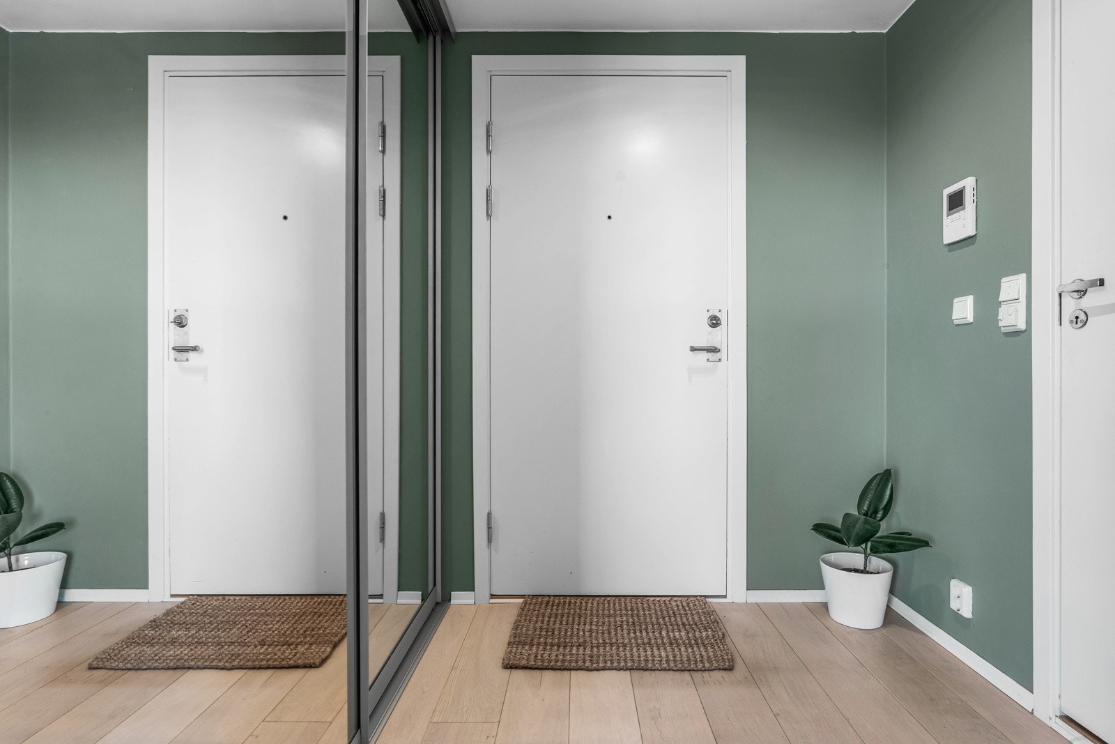 Brann- og lydklassifisert entrédør. Callinganlegg med video. Heis i bygget. Galleribilde