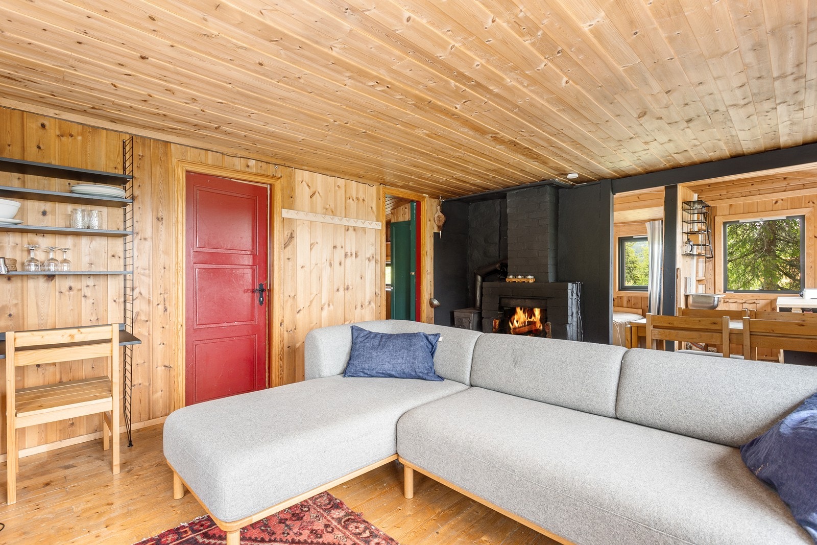 I stue er det en murt åpen peis og vedovn. Galleribilde