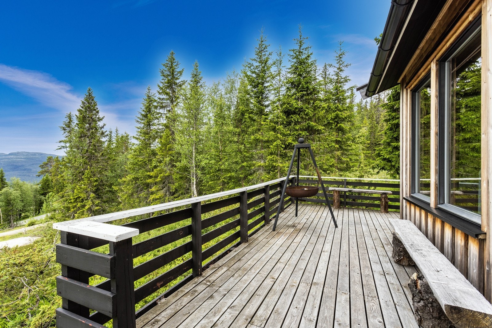 Her kan man sitte og nyte utsikten ut over fjellene. Galleribilde