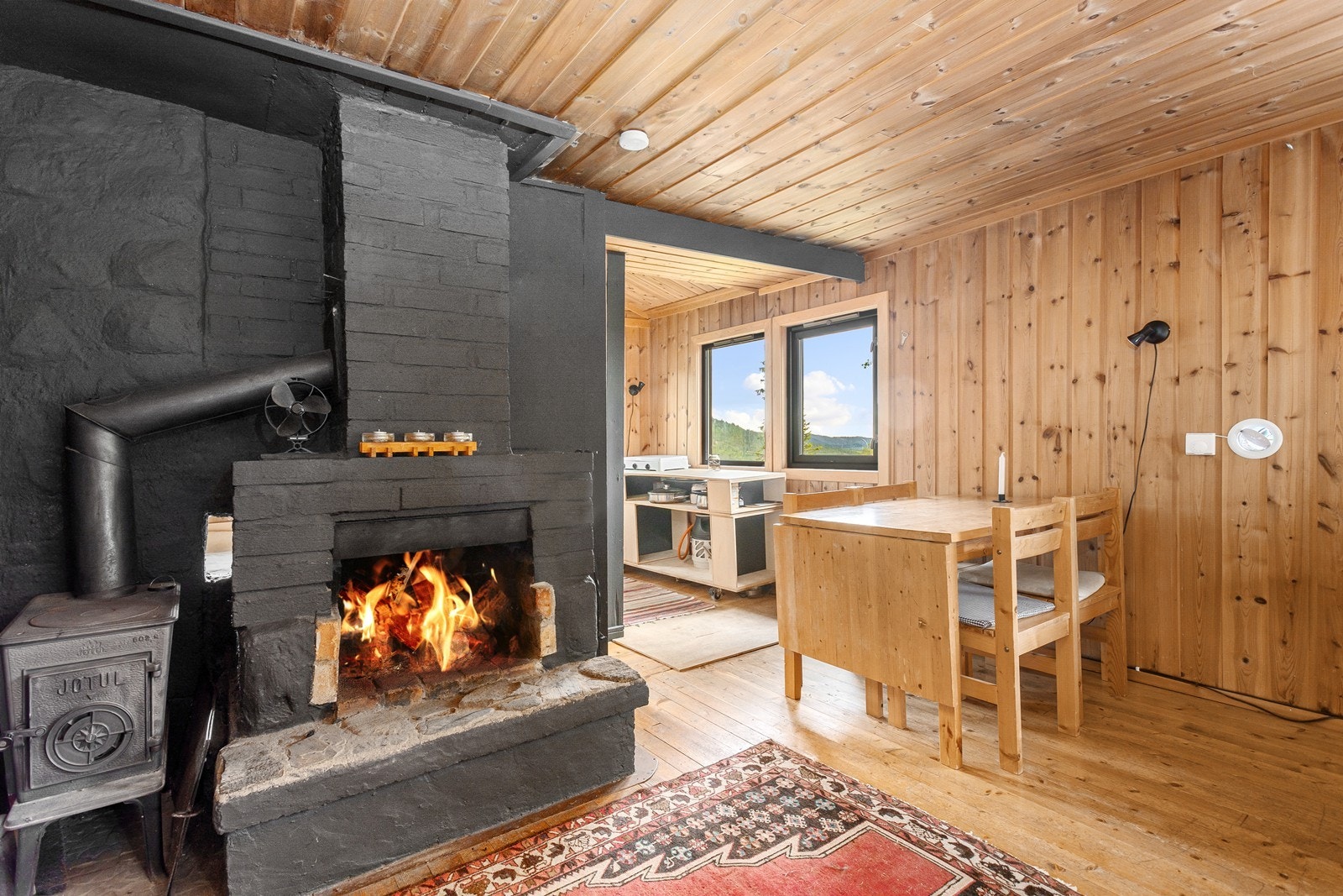 Peisen og ovnen varmer godt på kalde dager. Galleribilde