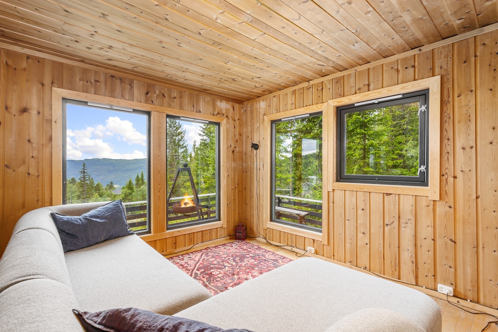 Stuen har store vinduer med flott utsikt utover. Galleribilde