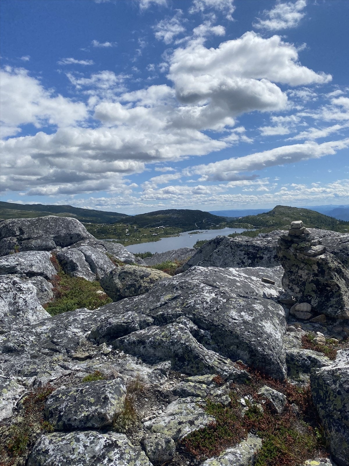 Ta med familien på en topptur til Høgevarde (1 459 moh.), eller nyt en rolig dag ved en av de idylliske fjellvannene. Galleribilde