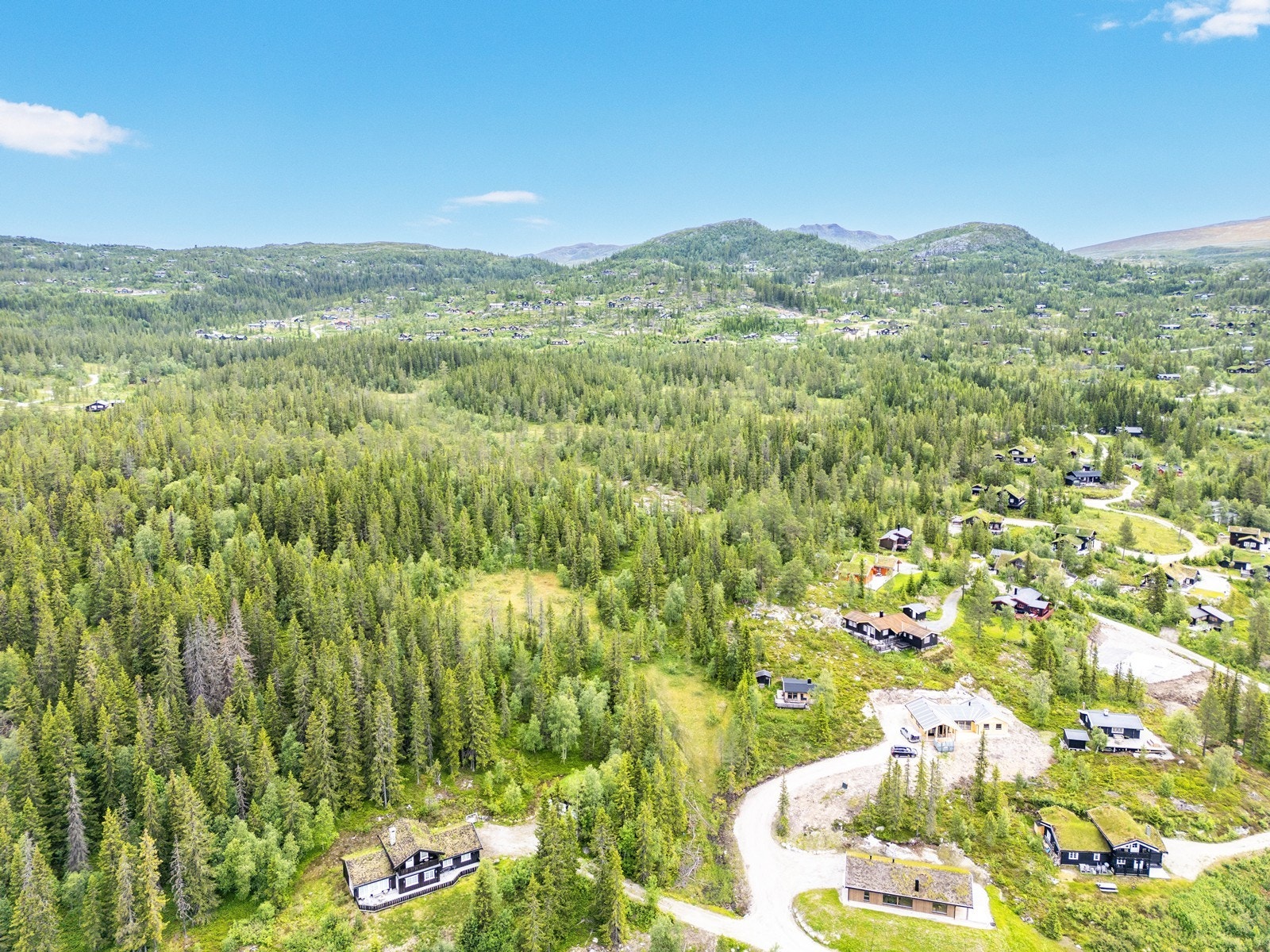 Området har et flott utgangspunkt for den aktive familien med varierte aktivitetsmuligheter rett utenfor døren. Galleribilde