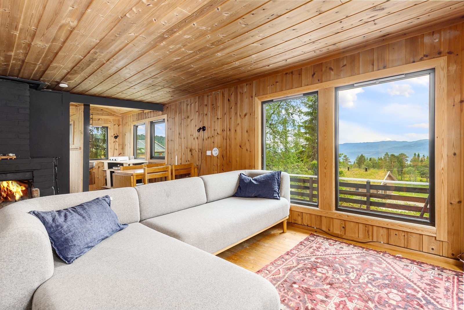 Stuen har store vinduer med flott utsikt utover. Galleribilde