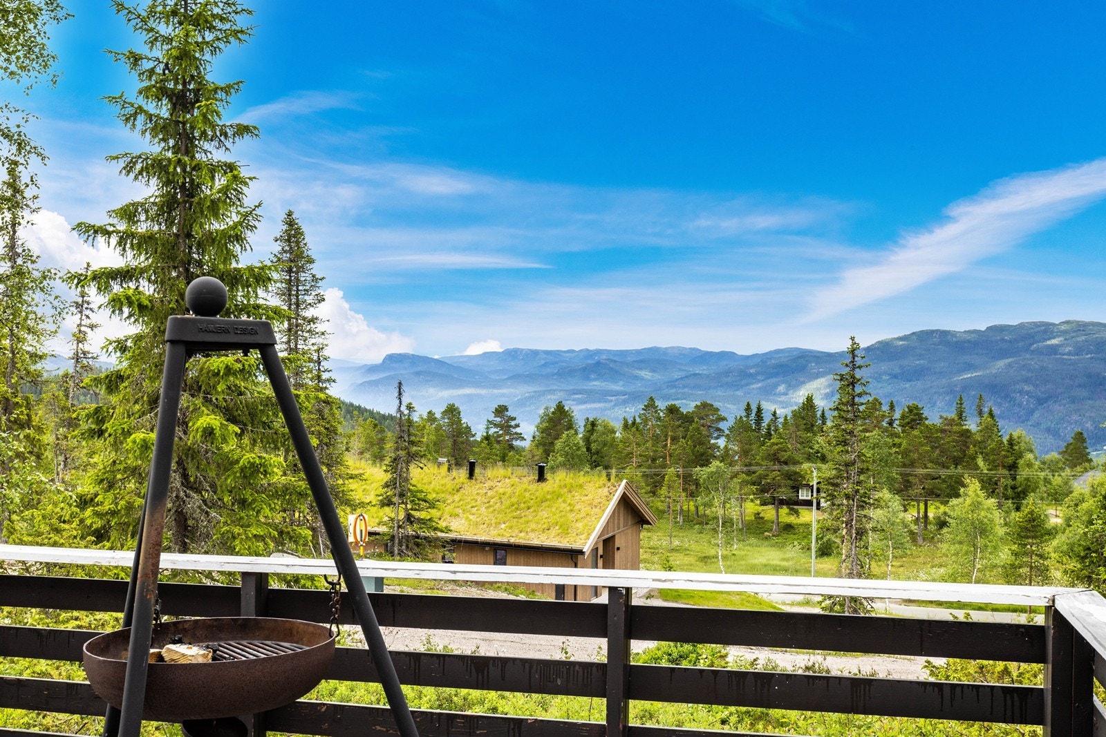 Hytta ligger fint til ca. 700 moh. med lett adkomst med bil, fantastisk utsikt og gode solforhold. Galleribilde