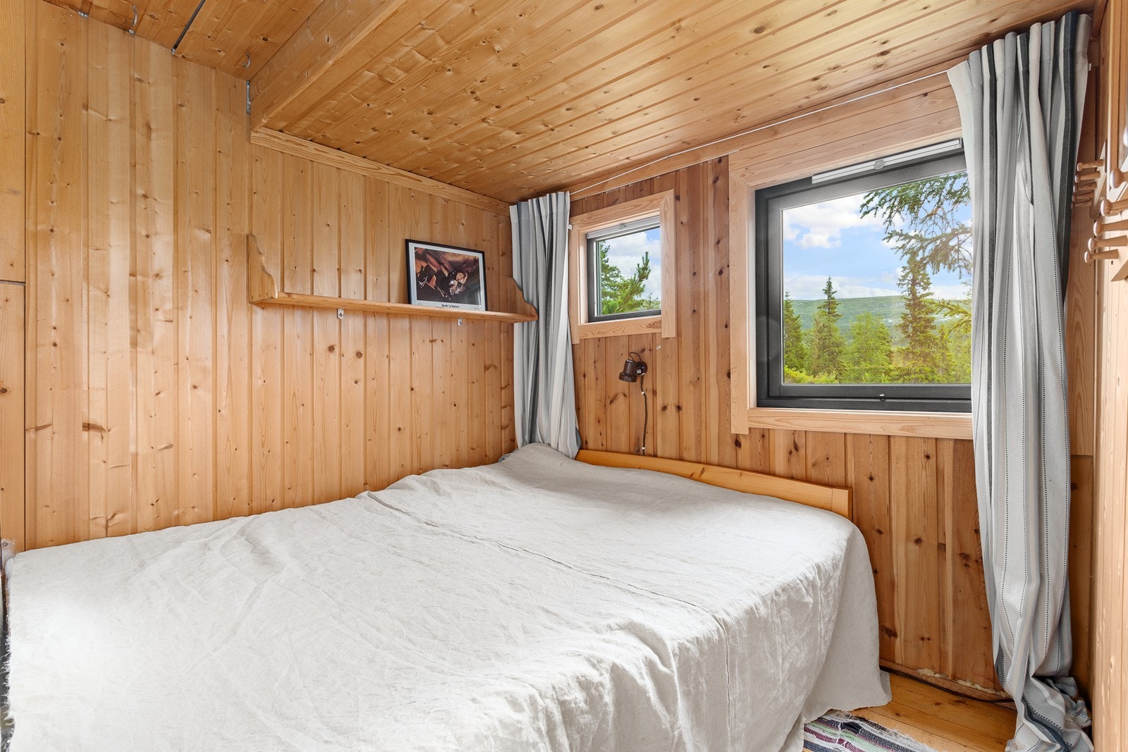 Hytta har 2 soverom, her er det plass til dobbeltseng. Galleribilde