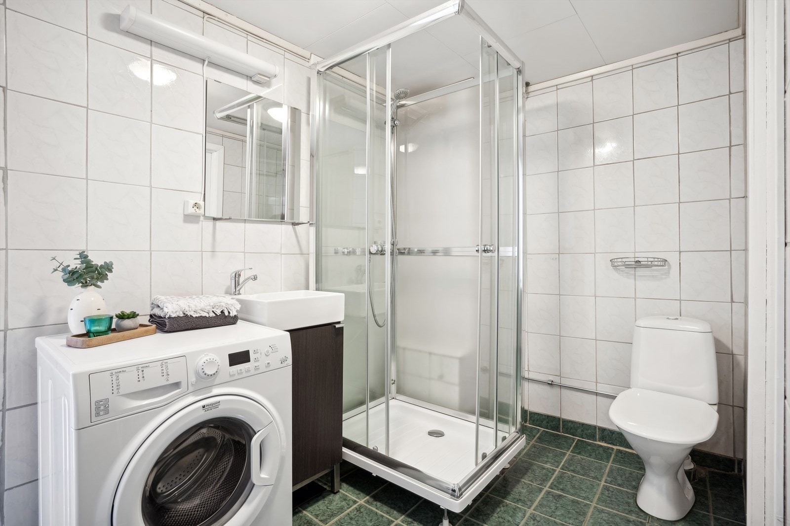 Bad/vaskerommet har keramiske fliser på gulv og vegger. Galleribilde