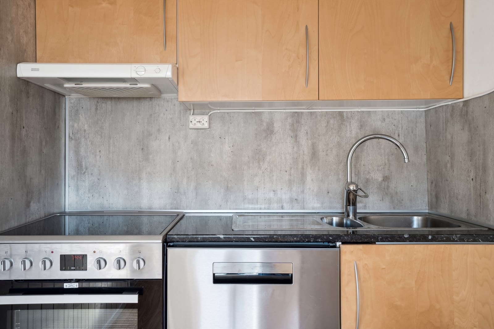 Kjøkkenet er furufinert med fibo trespo plater på vegg over benkeplaten. Galleribilde