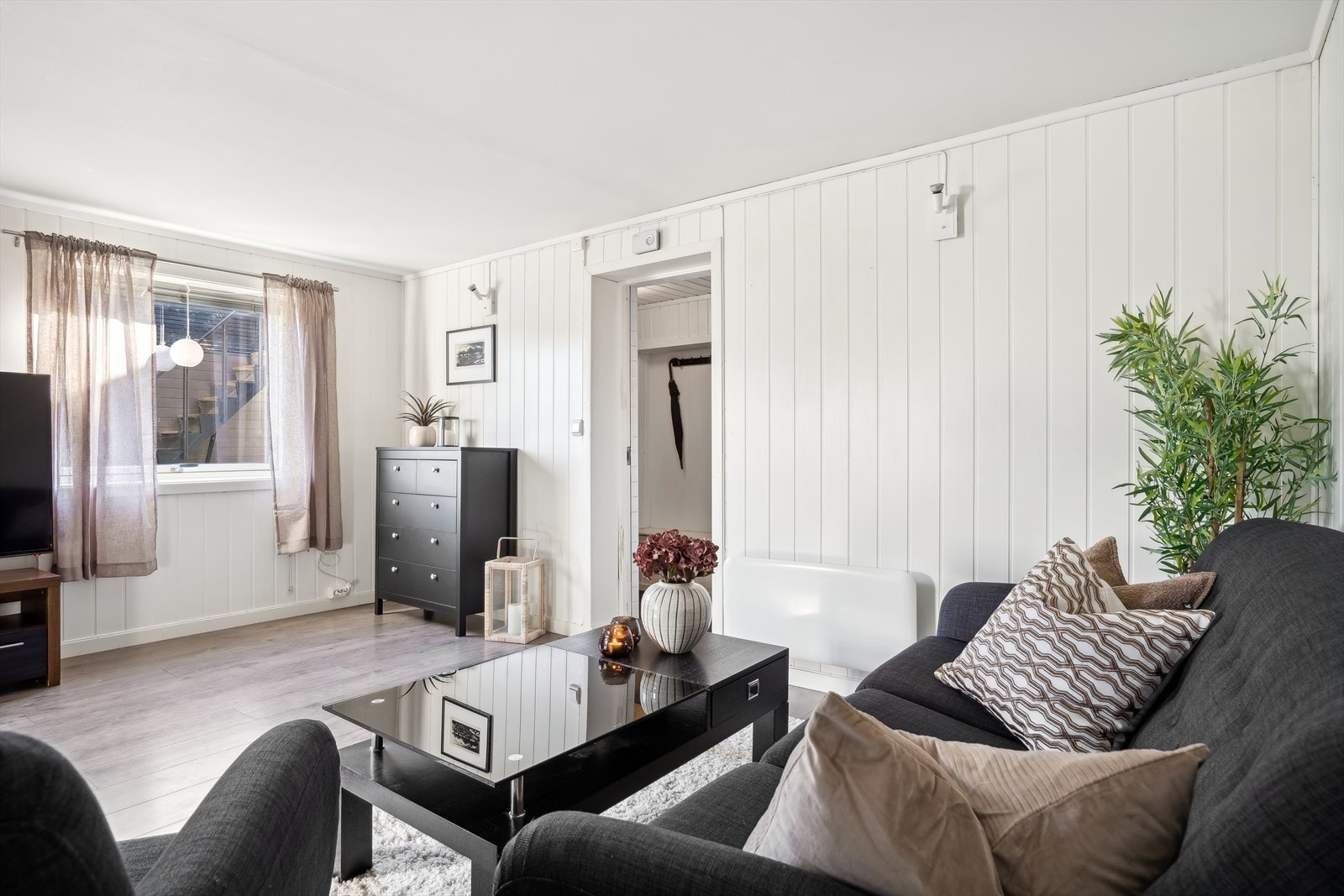 En lys eierleilighet beliggende i underetasjen i et boligbygg. Galleribilde