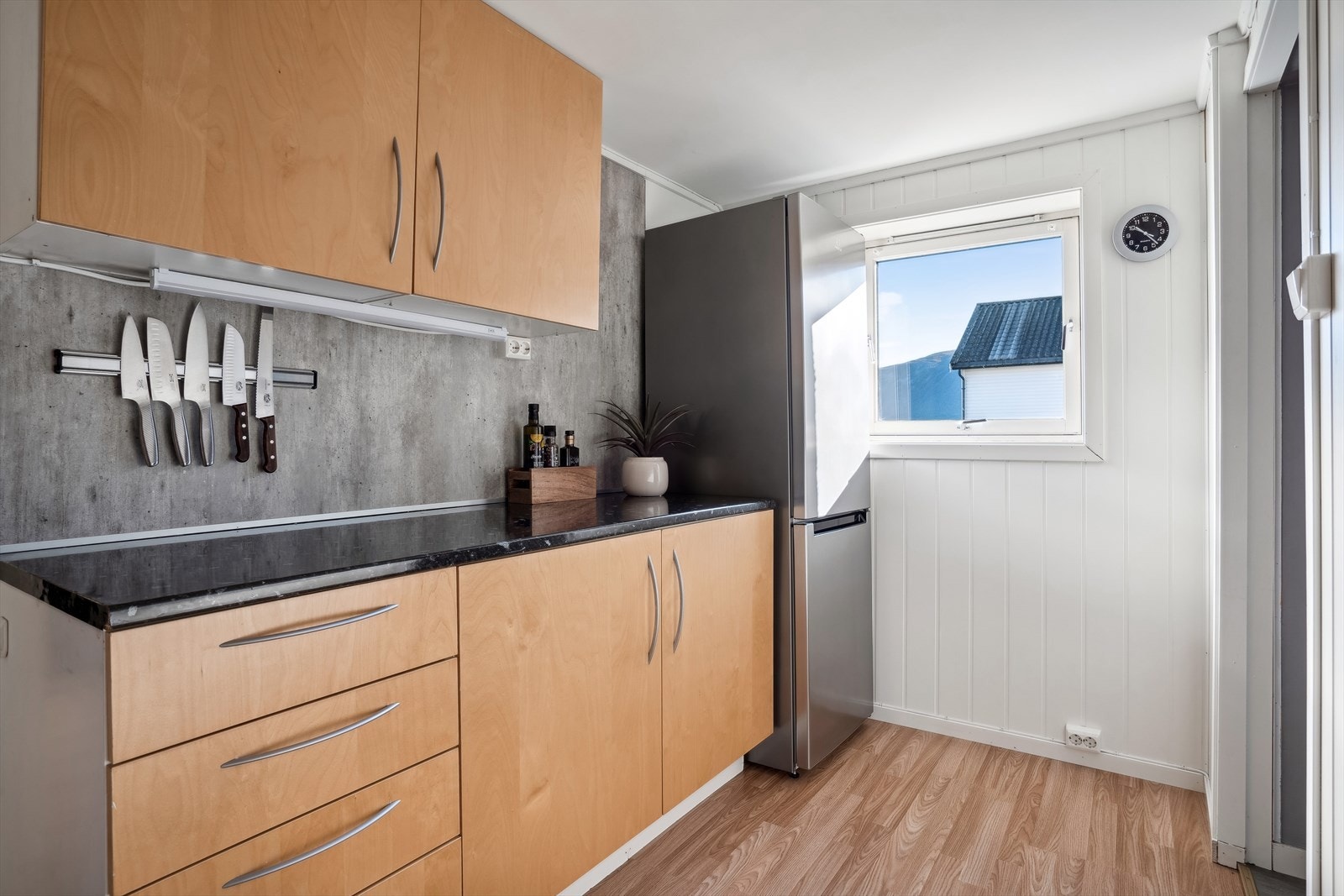 Kjøkkenet består av innredning med slette fronter. Galleribilde