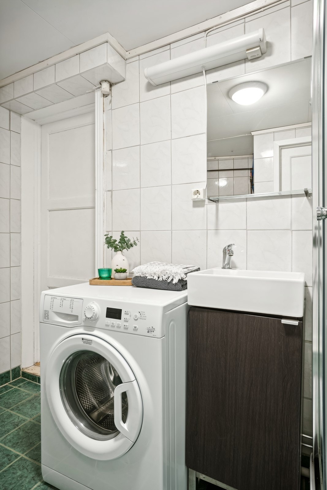 Innredningen består av servant, toalett, dusjkabinett og opplegg for vaskemaskin. Galleribilde