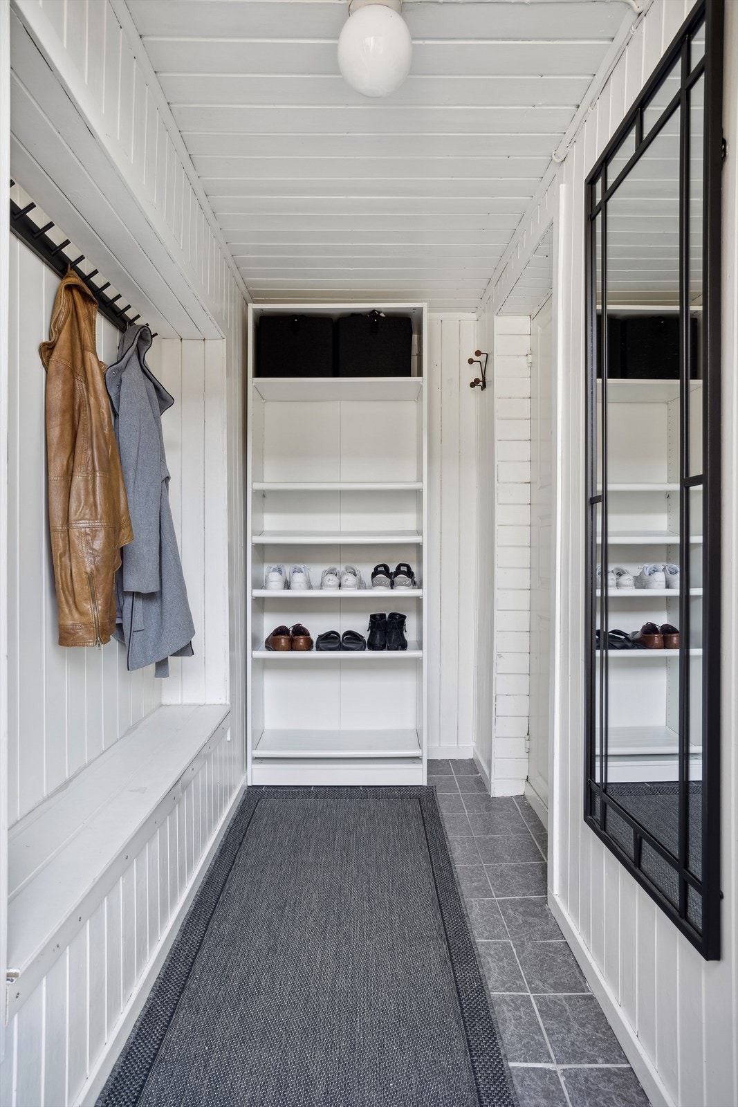 Når du kommer inn i leiligheten blir du møtt av en lys entré med god plass til å henge av seg yttertøyet. Galleribilde