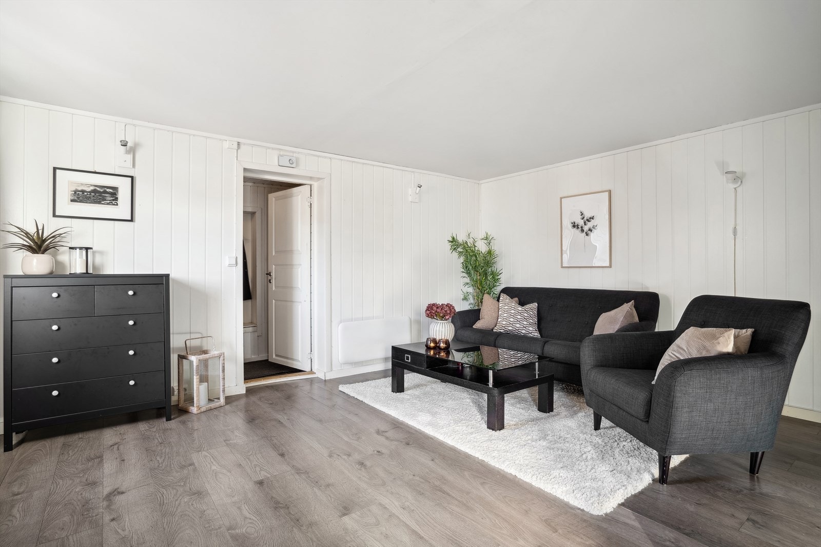 Stuen har en lys utførelse med laminat på gulvet. Galleribilde