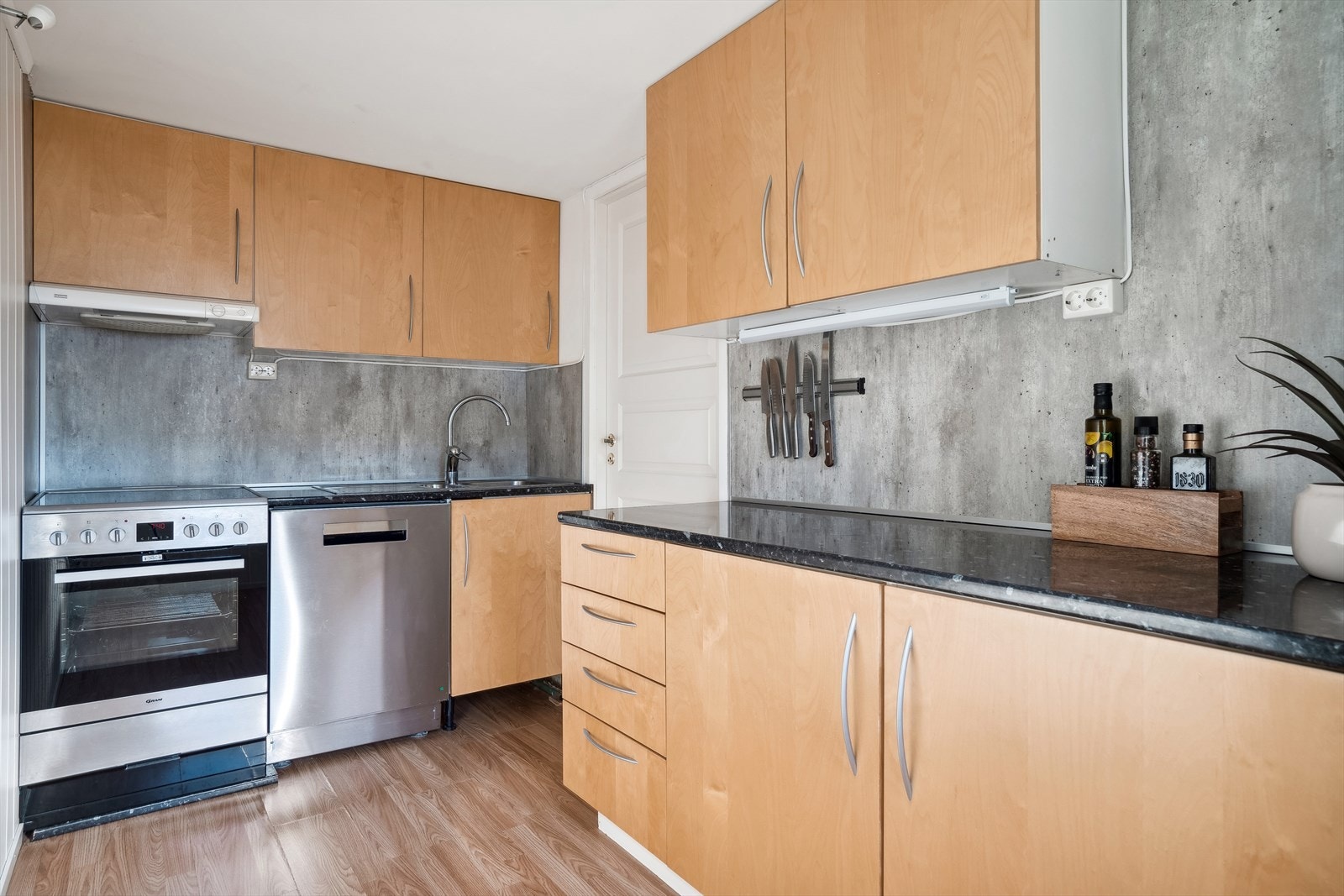 Fra stuen har man åpning inn til leilighetens kjøkkenområde. Galleribilde