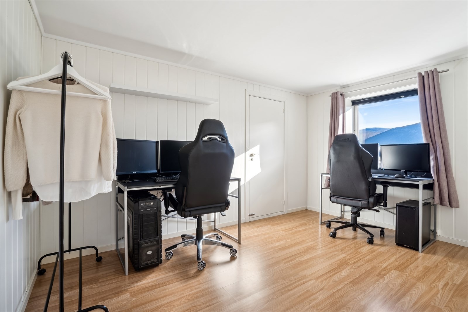 I leiligheten er det et soverom som i dag benyttes som kontor. Galleribilde