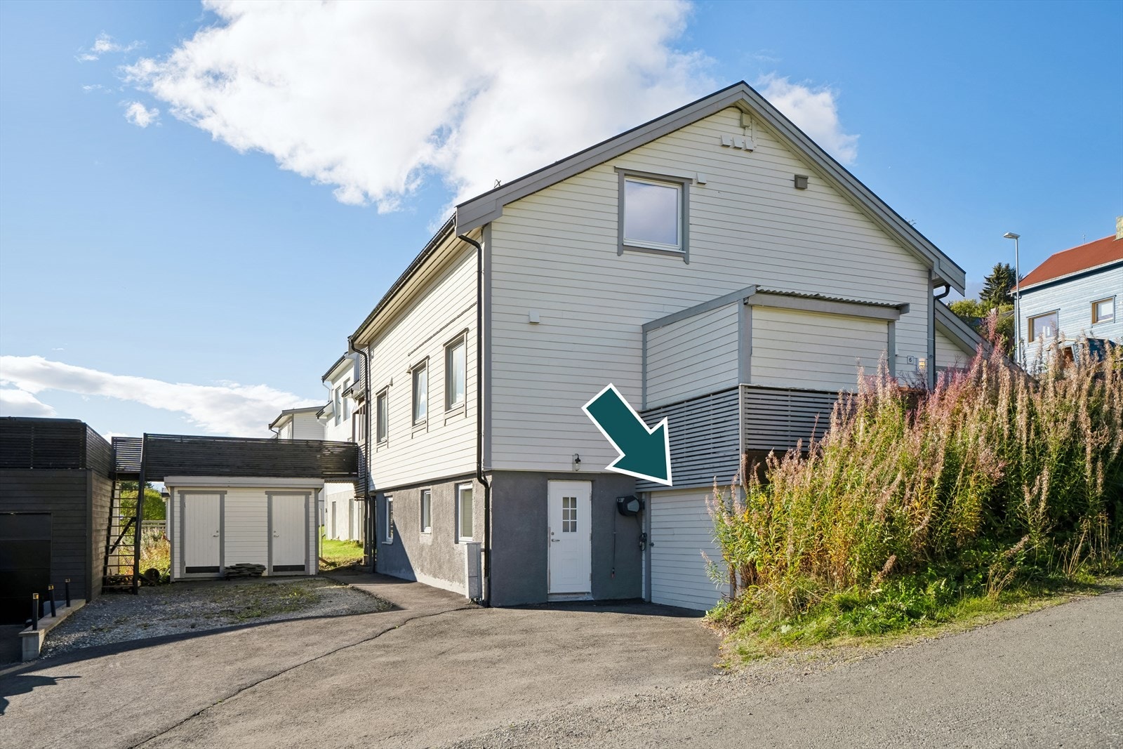 Leiligheten har egen garasje. Galleribilde