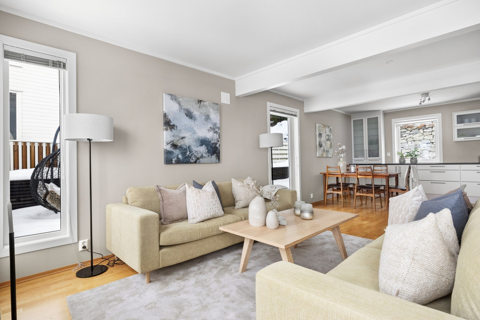 Stuen er delt inn i naturlige soner og er et perfekt samlingsrom for sosiale sammenkomster med god plass til sofamøblement og stort spisebord. Galleribilde