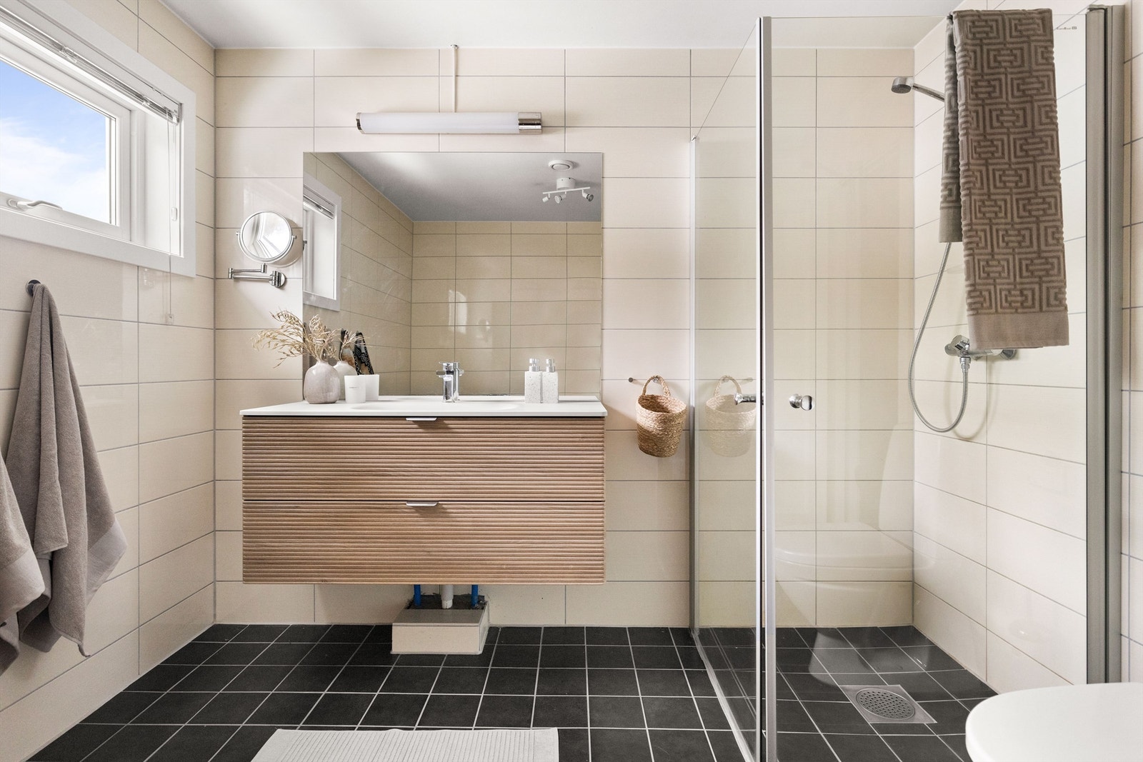 Badet er oppgradert i 2024 med ny baderomsinnredning. Galleribilde