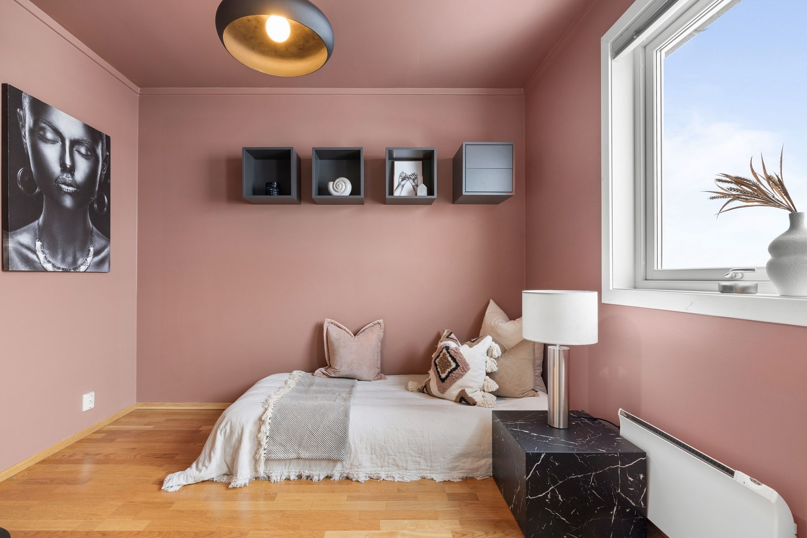 De to øvrige soverommene er ypperlige barnerom med plass til seng, pult og garderobe. Galleribilde