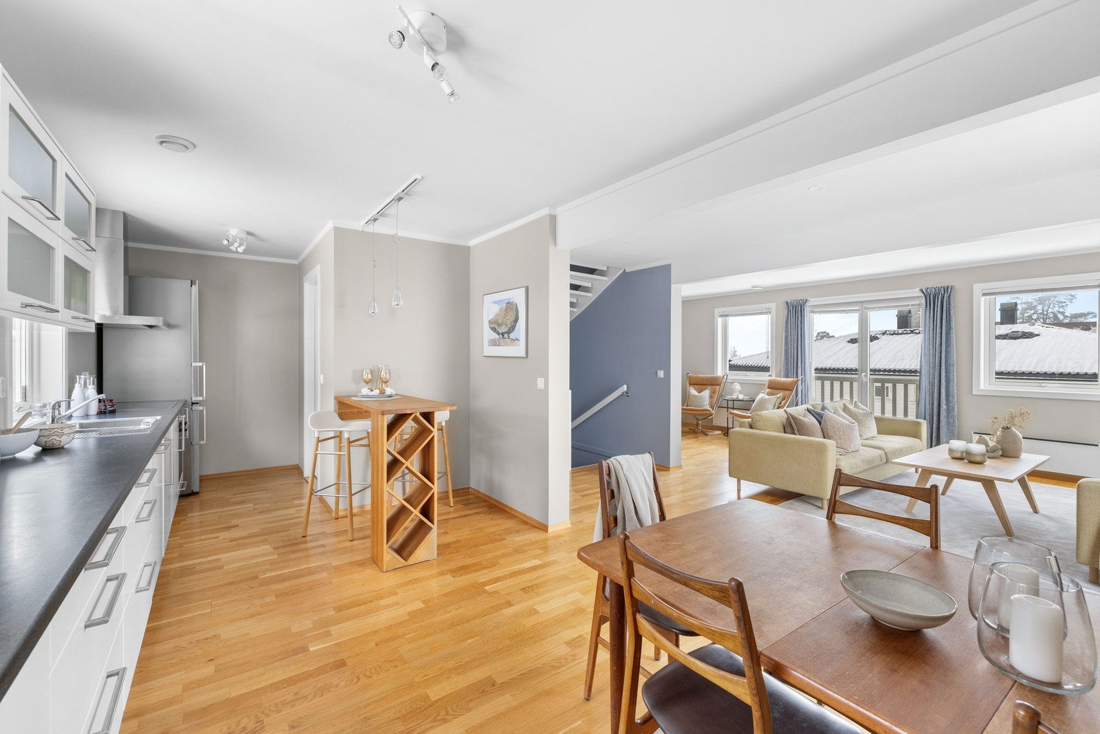 Det er en kjøkkenøy med spiseplass ved kjøkkenet og matboden. Galleribilde