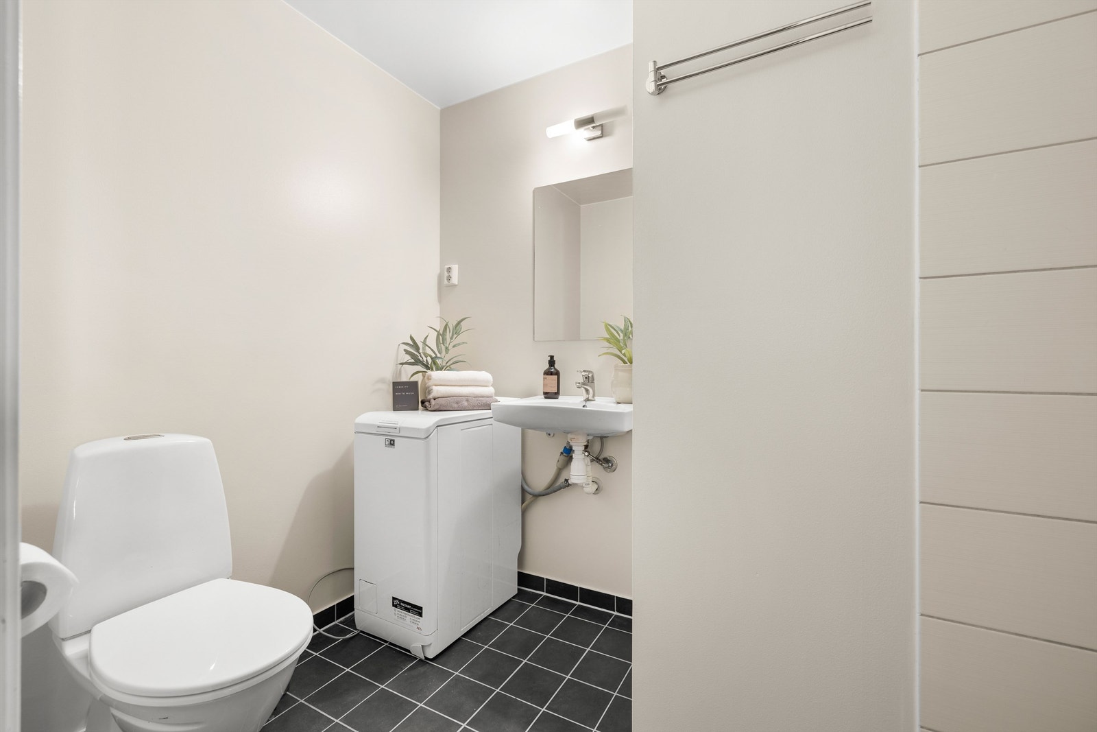 Badet er nymalt i 2024 og det er varmekabler i gulvet under flisene. Galleribilde