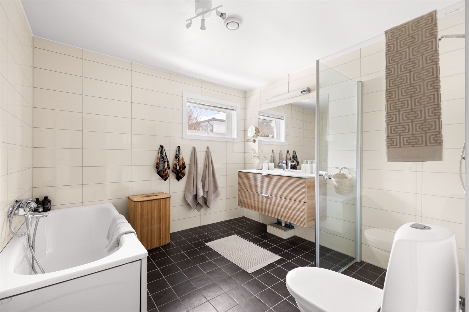 Badet i 2. etasje er romslig og er innredet med både dusjhjørne og badekar. Galleribilde