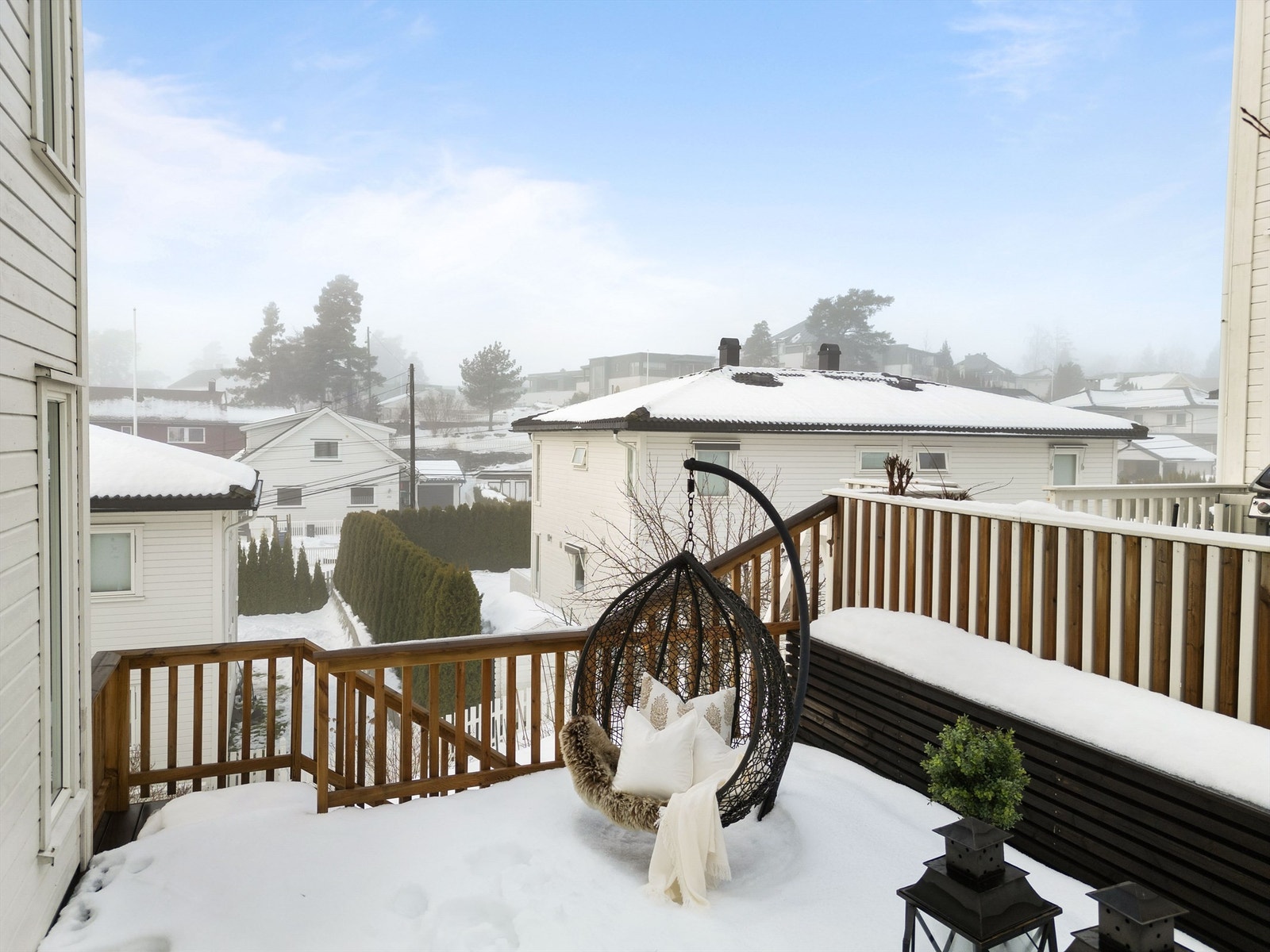 Utgang fra stuen til en deilig terrasse med gode solforhold. Fra terrassen er det trapp ned til hagedel med plen. Galleribilde