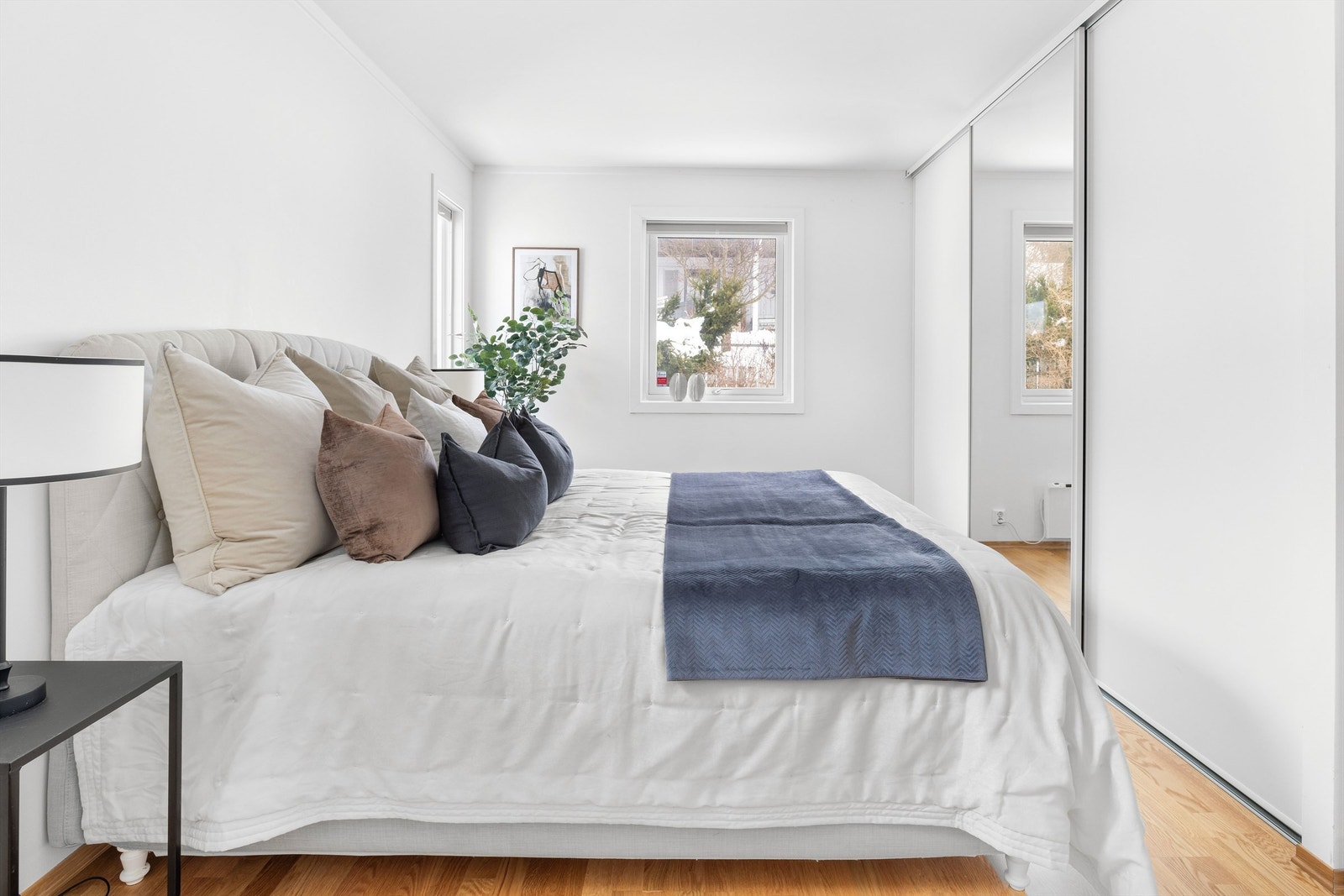 Rikelig med garderobeplass i medfølgende skyvedørsgarderobe i tillegg til i frittstående garderobeskap. Galleribilde