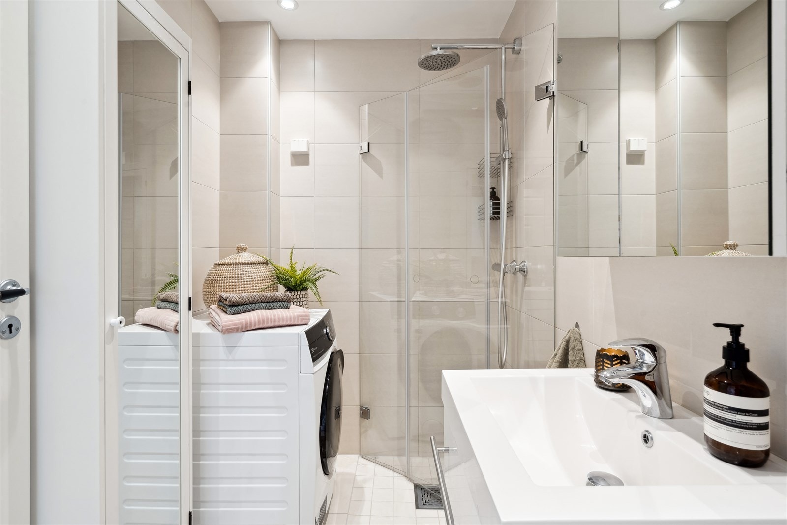 Badet ble pusset opp i 2015 og holder en tidløs standard med flislagte gulv og vegger. Galleribilde