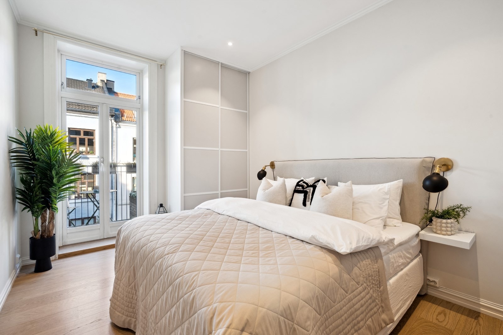 Lyst og romslig soverom med garderobe fra gulv til tak og plass til dobbeltseng. Adkomst til balkong. Galleribilde