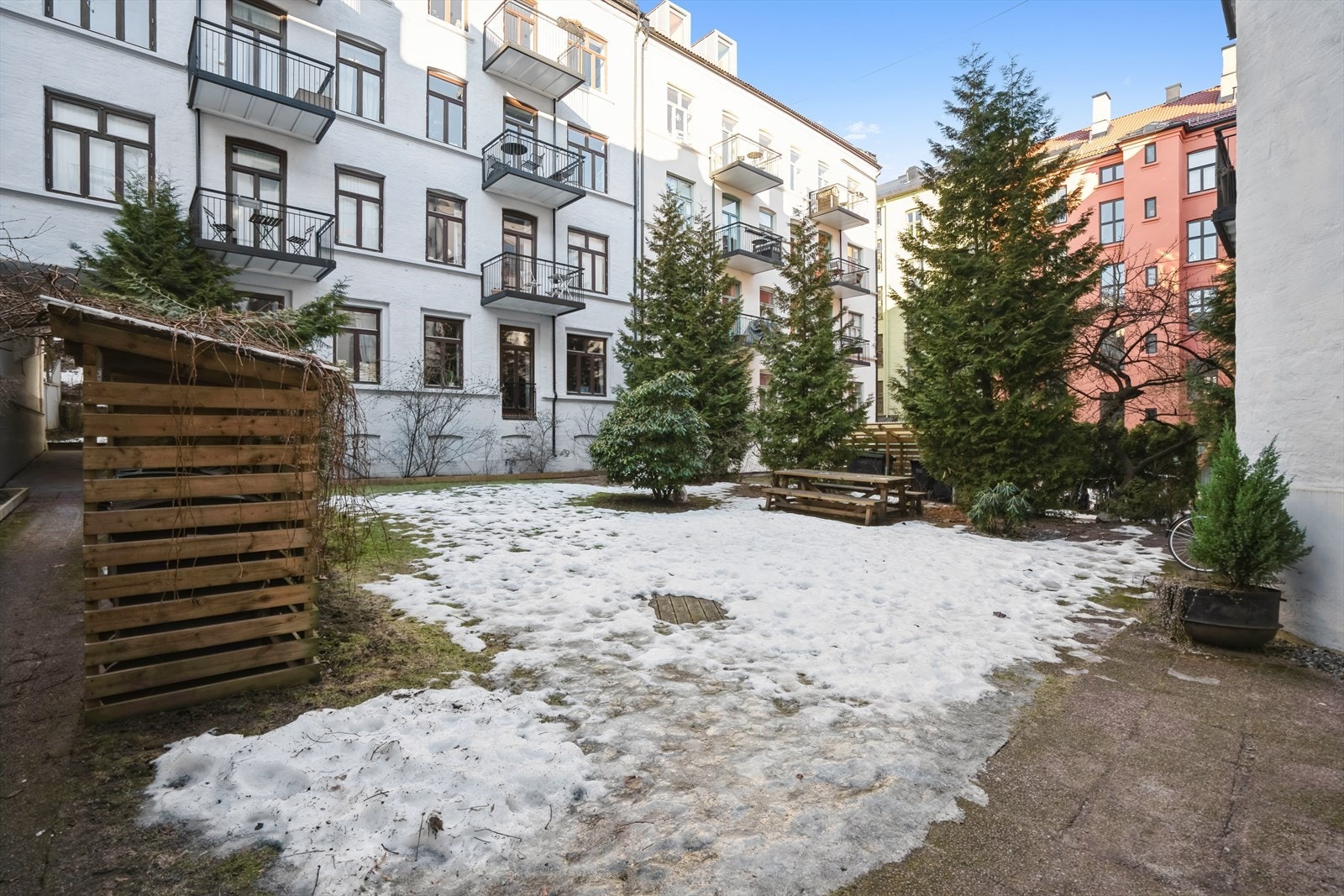 Leiligheten ligger i et meget ettertraktet område, rett ved Alexander Kiellands plass. Det er umiddelbar nærhet til flere parker og mye spennende innenfor mat og drikke, kultur og uteliv. Galleribilde