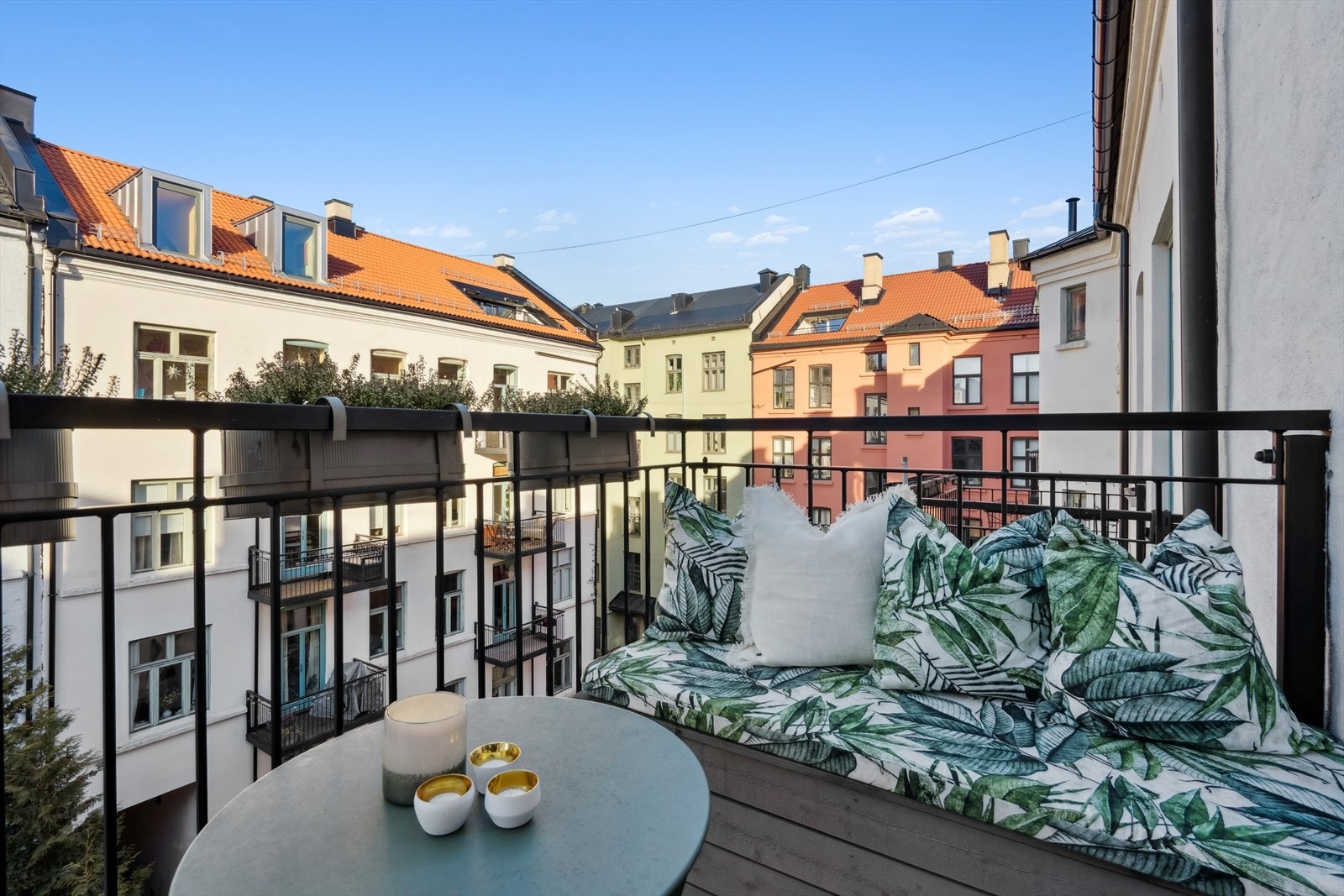 Balkong på 3 kvm vendt innover mot rolig bakgård. Et perfekt sted å ettermiddagen! Galleribilde