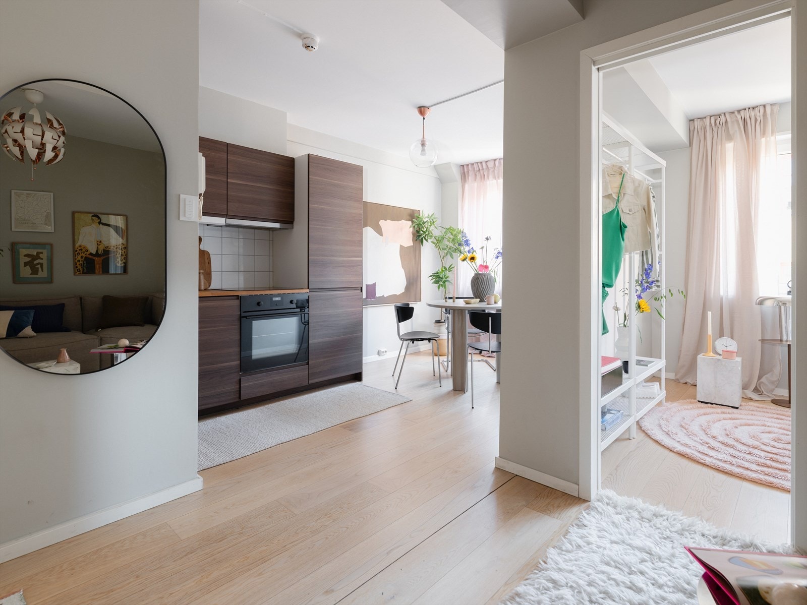 Velkommen inn i Urtegata 14, - Her har du "alt" av sevicefasiliteter like utenfor døren, og med et svært godt kollektivtilbud som tar deg i alle byens retninger. Galleribilde