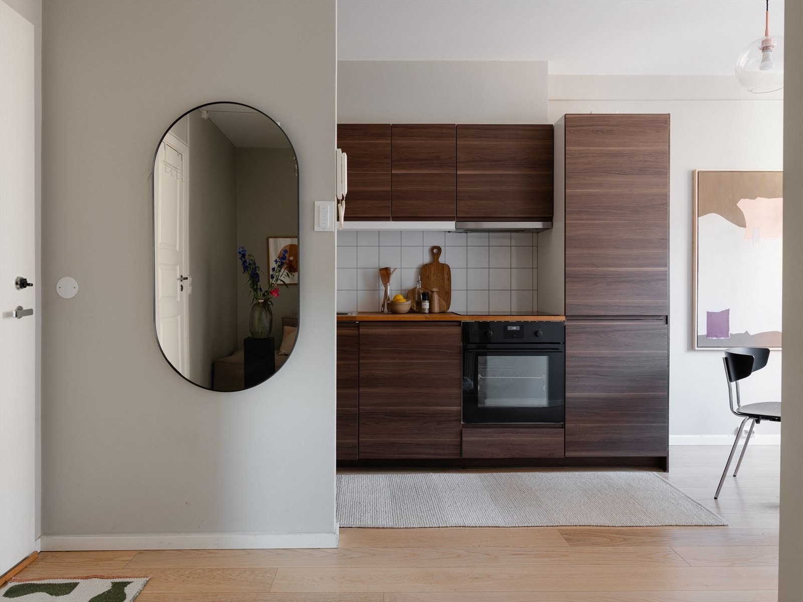 Her får du en svært praktisk planløsning med god arealfordeling mellom rommene, hvor det ene ikke oppleves å gå på bekostning av det andre. Galleribilde