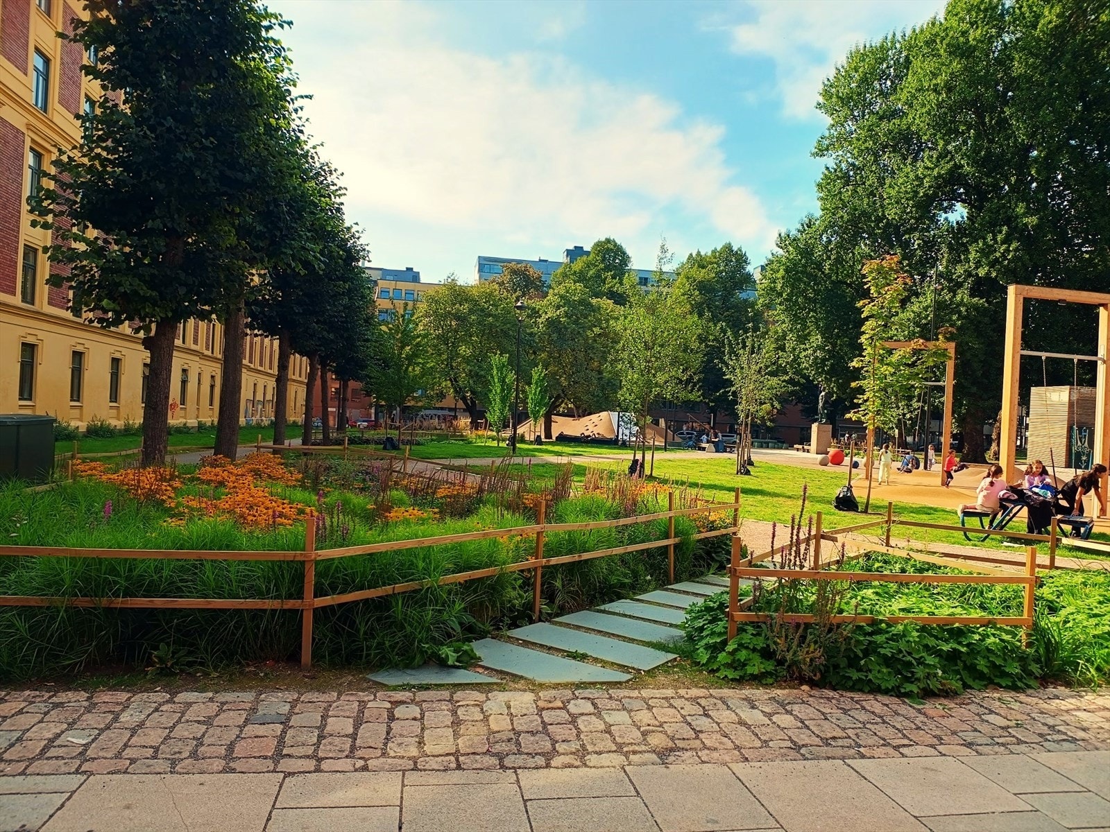 Kort vei til Rudolf Nilsens plass som har blitt en flott park med både sittegrupper, treningsaparater og lekeaparater. Galleribilde