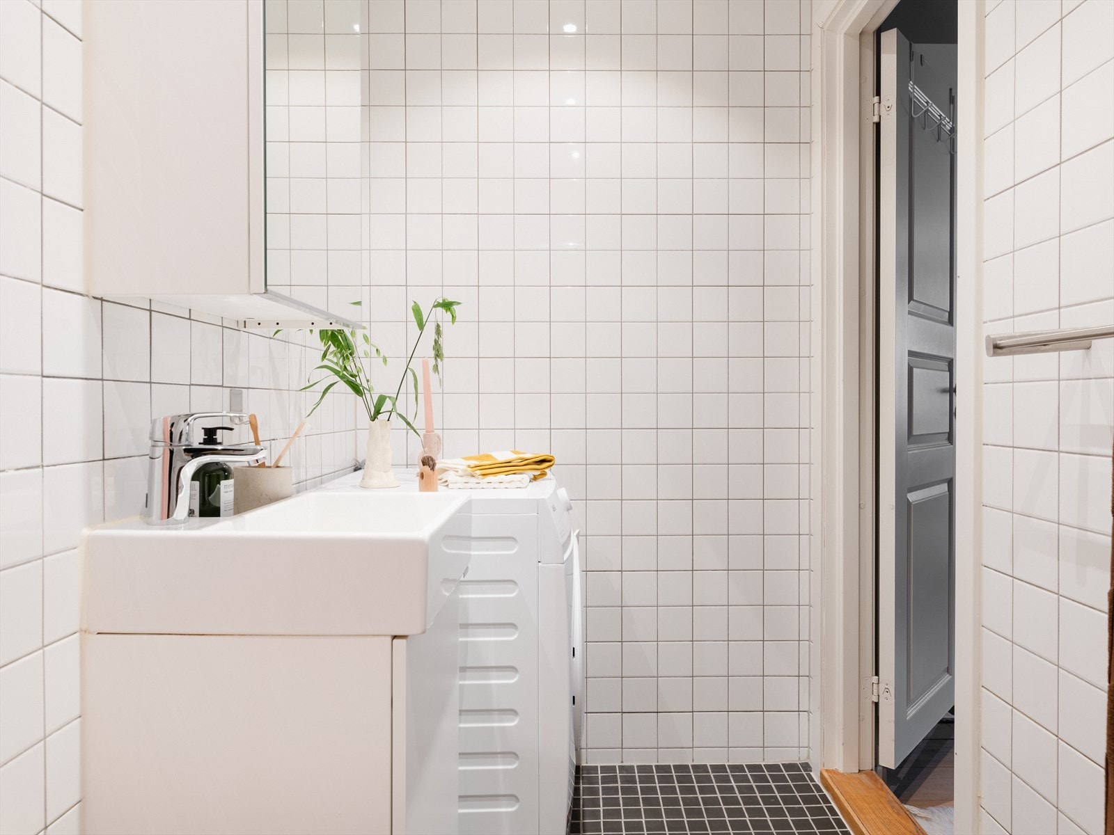 Servantinnredningen med underskap og speilskap gir gode oppbevairngsmuligheter. Downlights i himling. Galleribilde