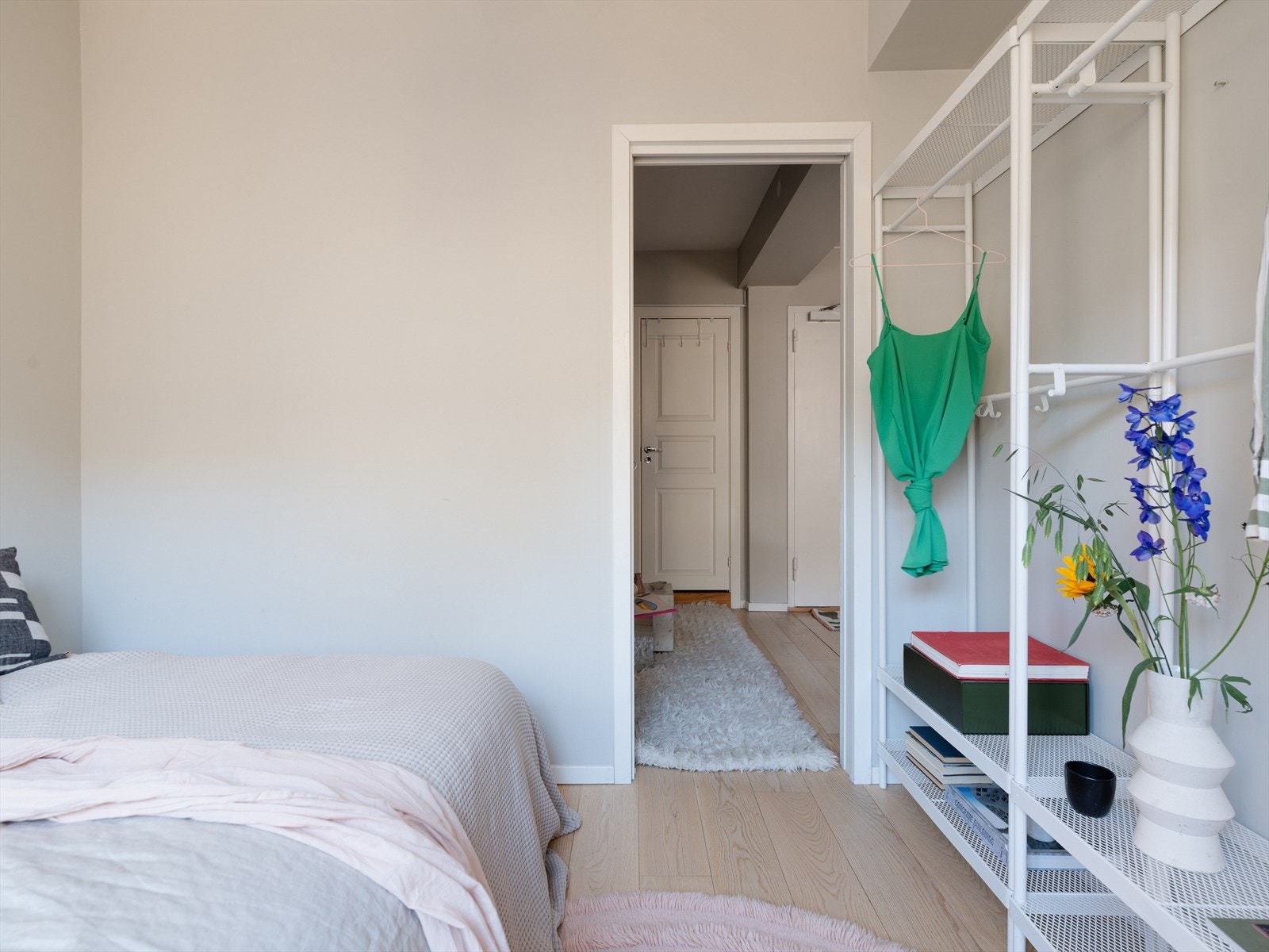 Soverommet har gode muligheter for garderobeskap og kommodeløsning. Galleribilde